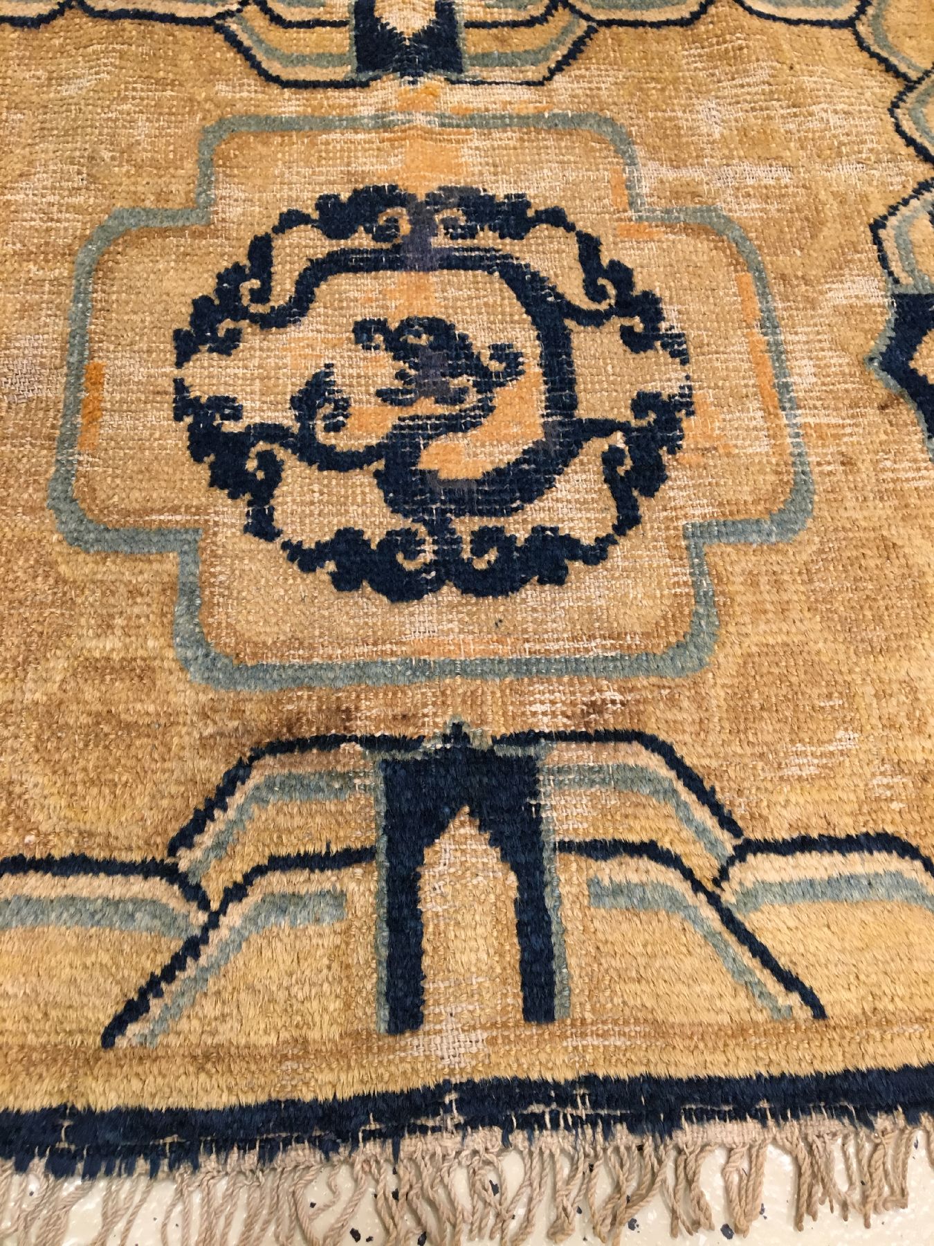 Detail b: Frühe Ning-Hsia "Sitzmatte" antik "Laubdrachen" (Publiziert bei Eberhart Herrmann), Westchina, 18.Jhd., Wolle geknüpft auf ...