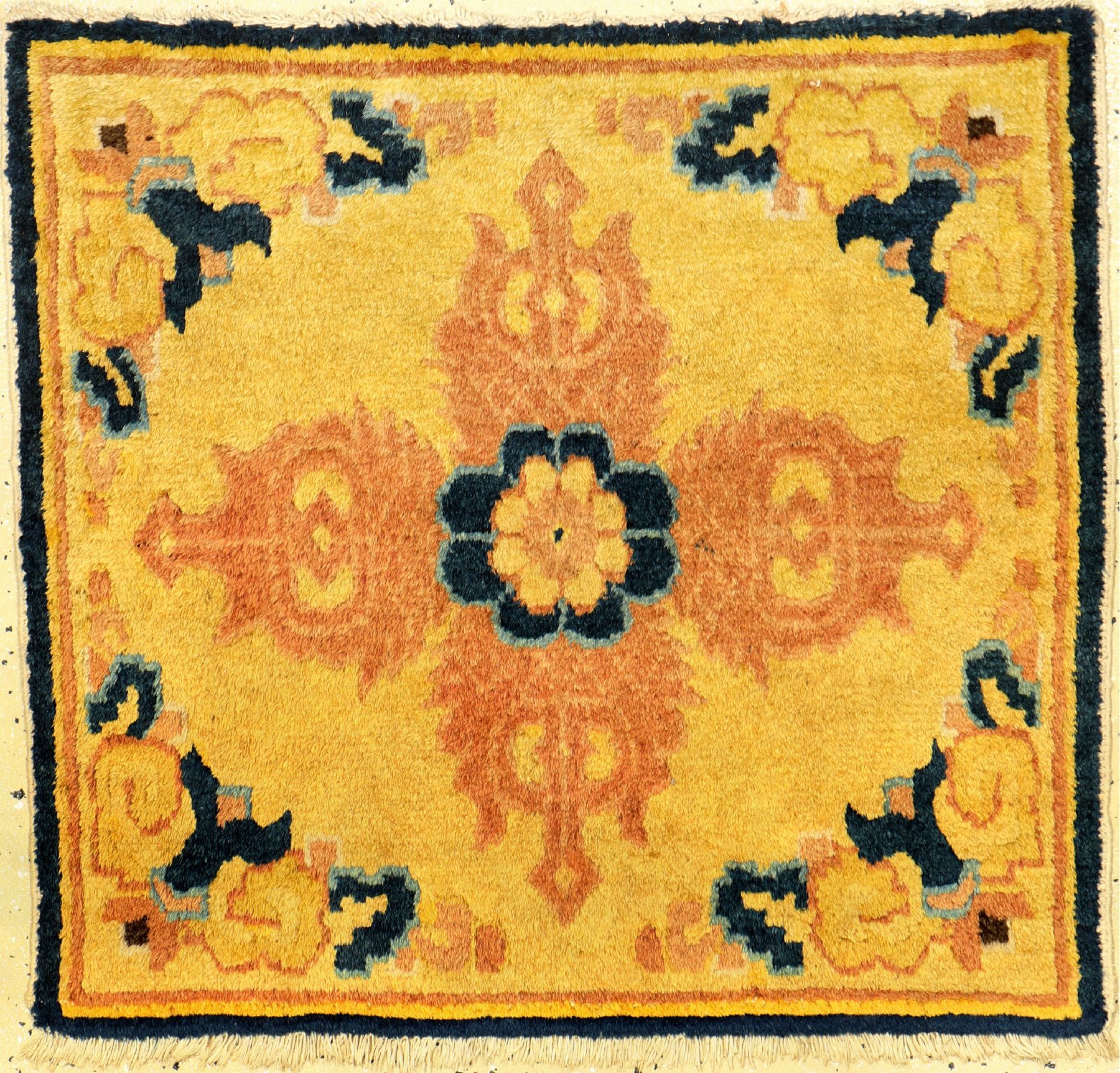 Gelbe Ning-Hsia "Sitzmatte" antik (Dorje-Symbol), Westchina, 1.Hälfte 19.Jhd., Wolle geknüpft auf Baumwolle. Gelbgrundige Sitzmatte mit ...