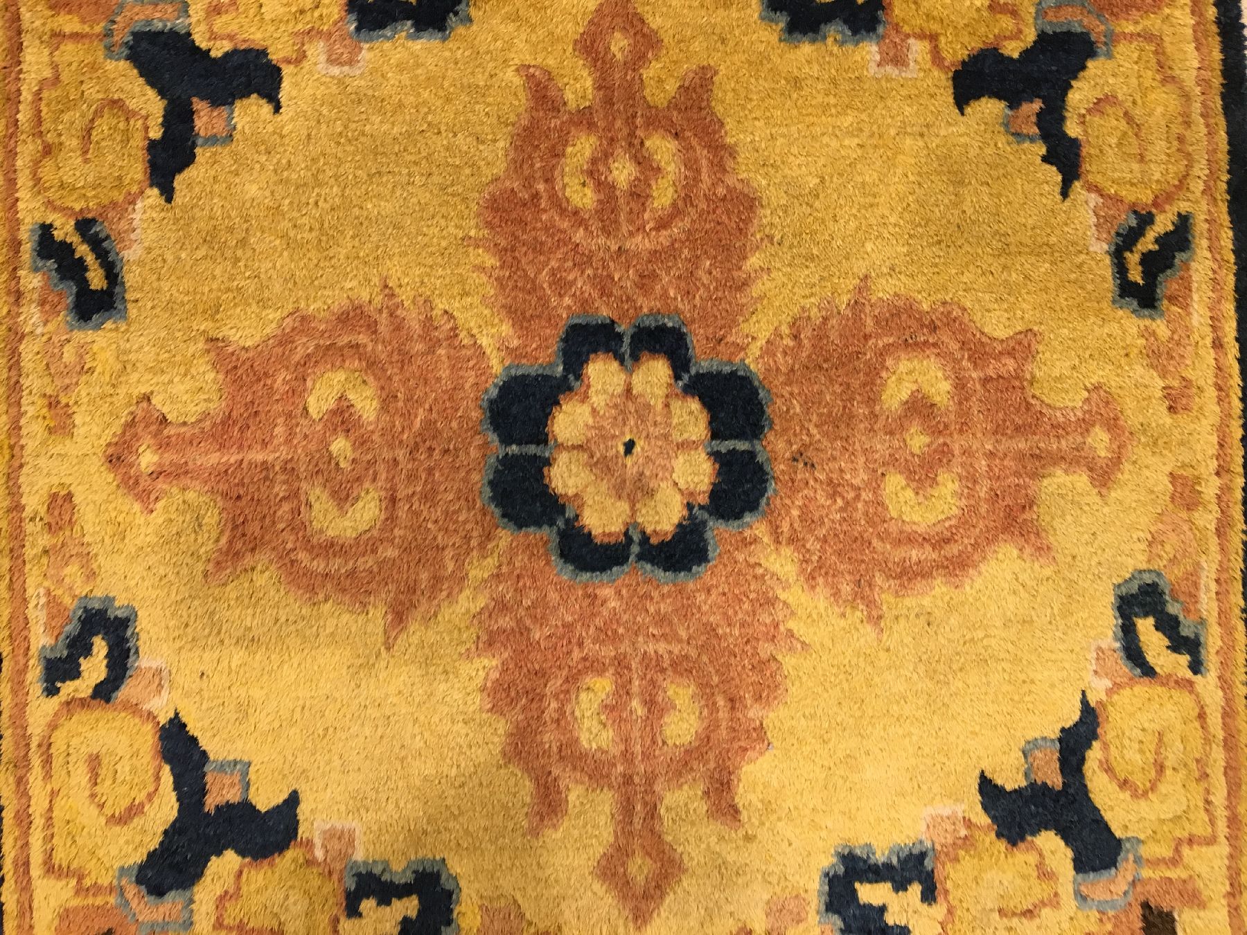 Detail a: Gelbe Ning-Hsia "Sitzmatte" antik (Dorje-Symbol), Westchina, 1.Hälfte 19.Jhd., Wolle geknüpft auf Baumwolle. Gelbgrundige Sitzmatte mit ...