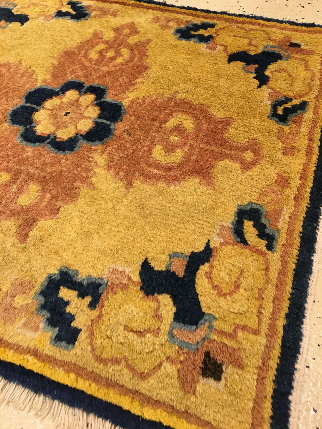 Detail b: Gelbe Ning-Hsia "Sitzmatte" antik (Dorje-Symbol), Westchina, 1.Hälfte 19.Jhd., Wolle geknüpft auf Baumwolle. Gelbgrundige Sitzmatte mit ...