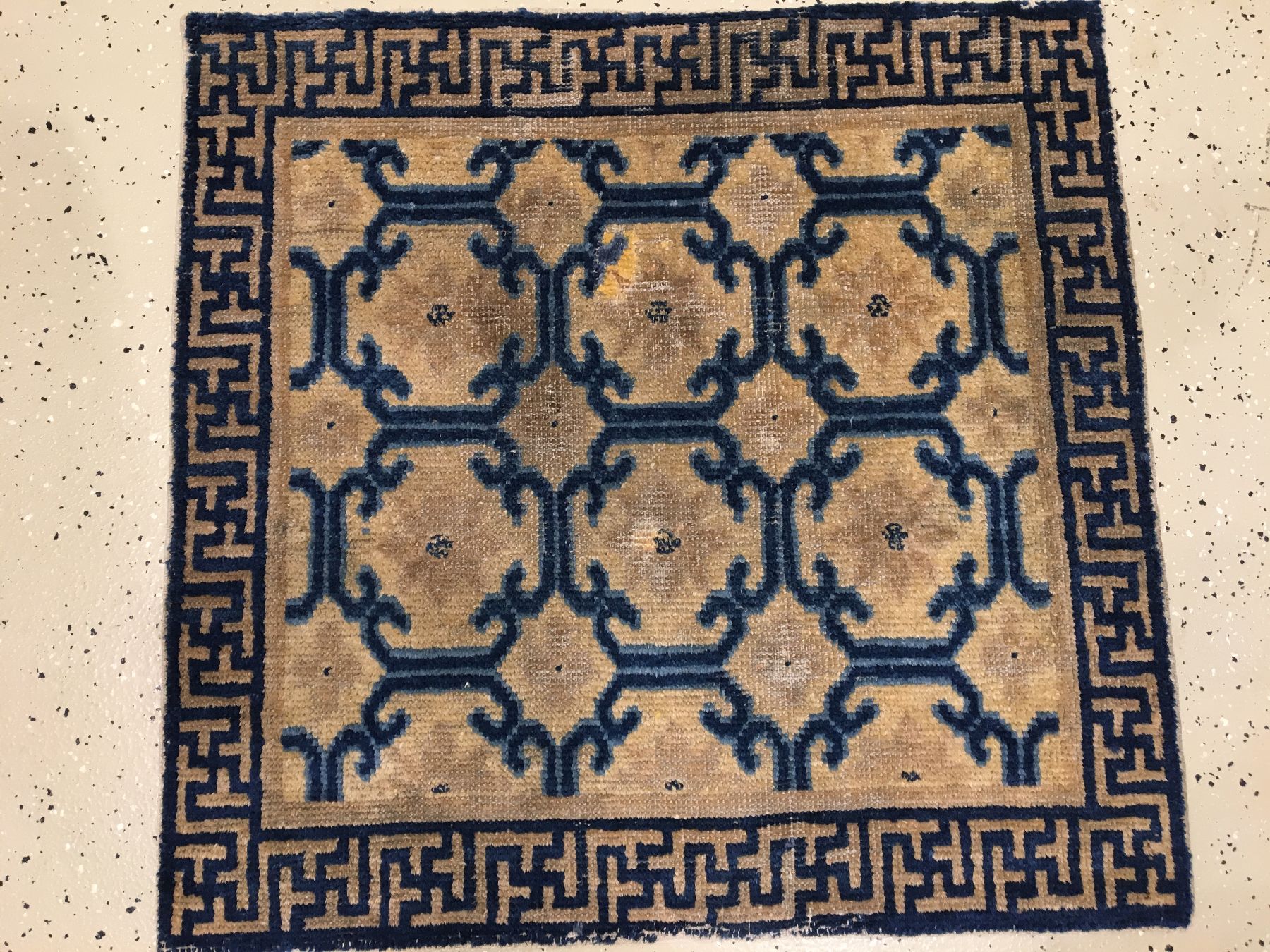 Detail a: Frühe gelbe Ning-Hsia "Sitzmatte" antik (Kangxi Design), Westchina, frühes 18.Jhd., Wolle geknüpft auf Baumwolle. Sehr seltene ...