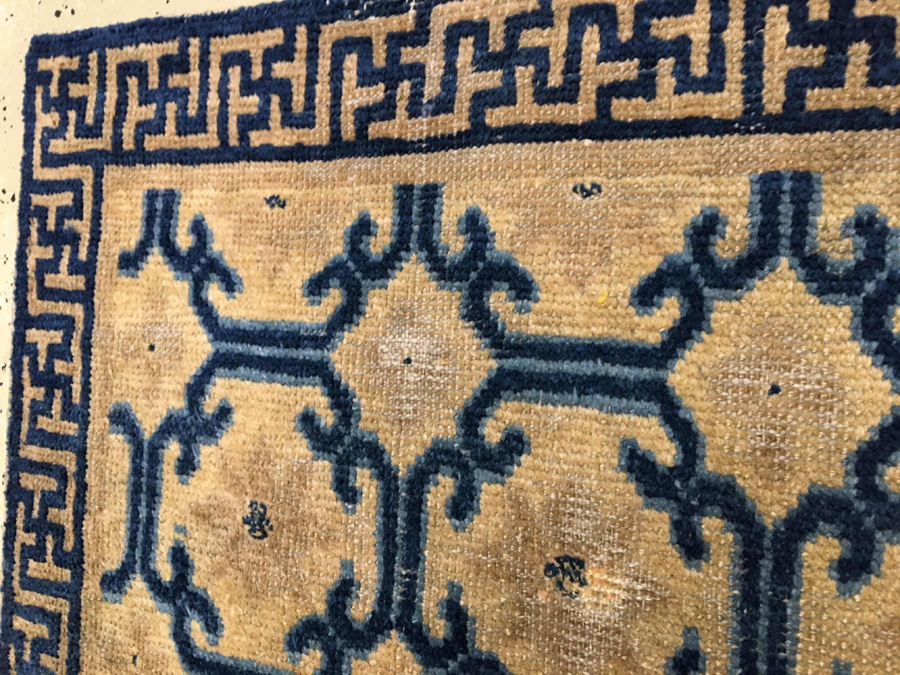 Detail d: Frühe gelbe Ning-Hsia "Sitzmatte" antik (Kangxi Design), Westchina, frühes 18.Jhd., Wolle geknüpft auf Baumwolle. Sehr seltene ...