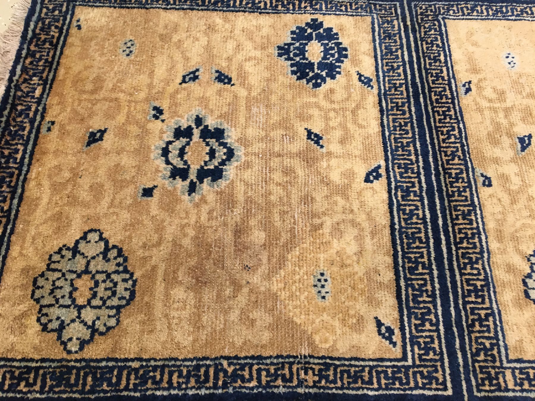Detail b: Früher Ning-Hsia "Sitzbankteppich" antik, Westchina, frühes 18.Jhd., Wolle geknüpft auf Baumwolle. Seltener früher Sitzbankteppich mit ...