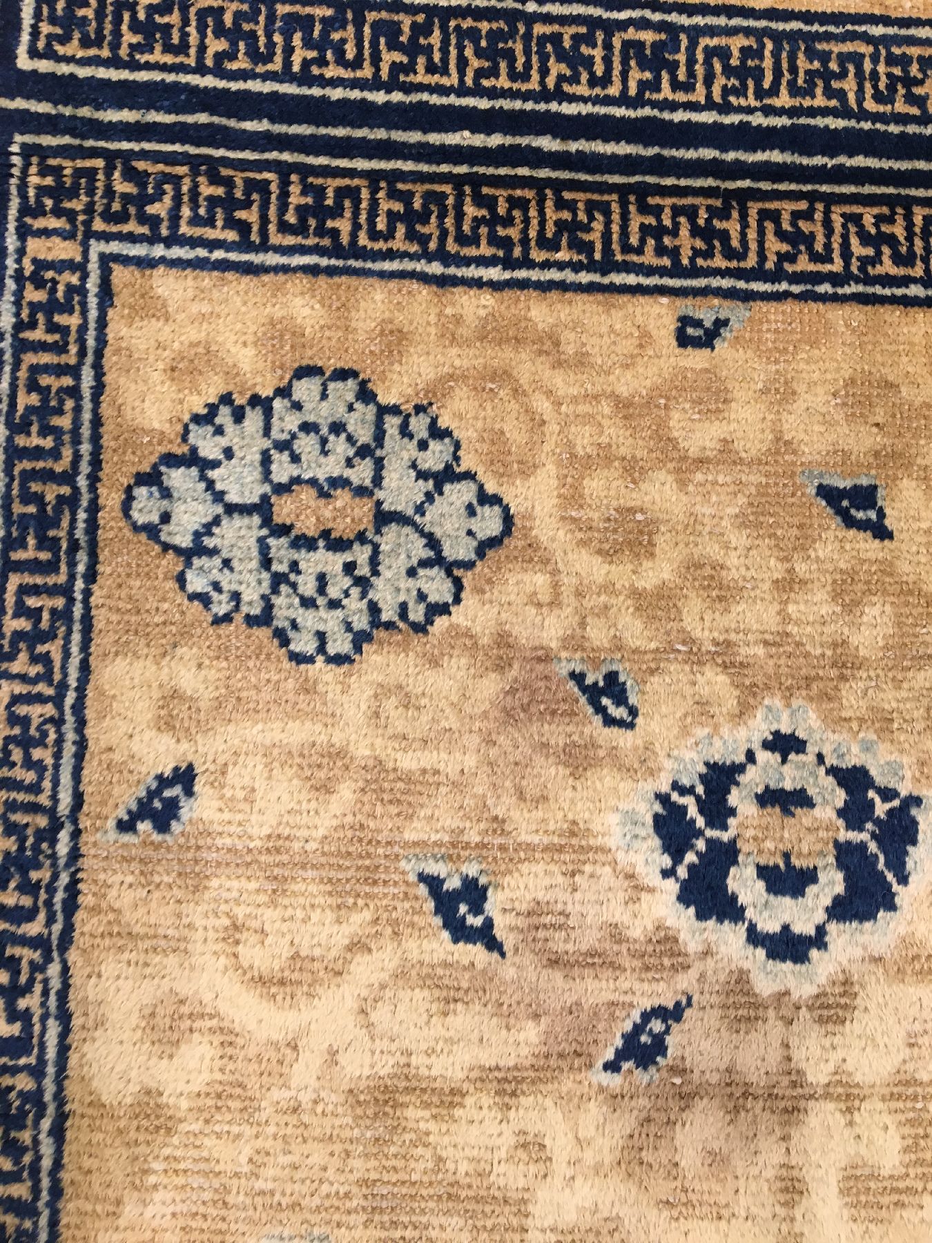 Detail d: Früher Ning-Hsia "Sitzbankteppich" antik, Westchina, frühes 18.Jhd., Wolle geknüpft auf Baumwolle. Seltener früher Sitzbankteppich mit ...