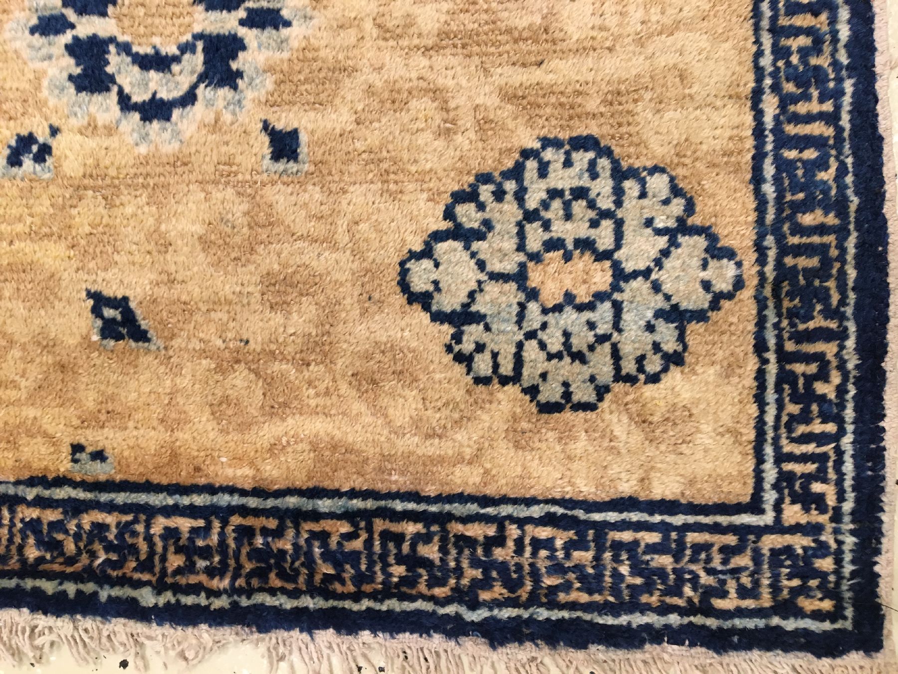 Detail e: Früher Ning-Hsia "Sitzbankteppich" antik, Westchina, frühes 18.Jhd., Wolle geknüpft auf Baumwolle. Seltener früher Sitzbankteppich mit ...