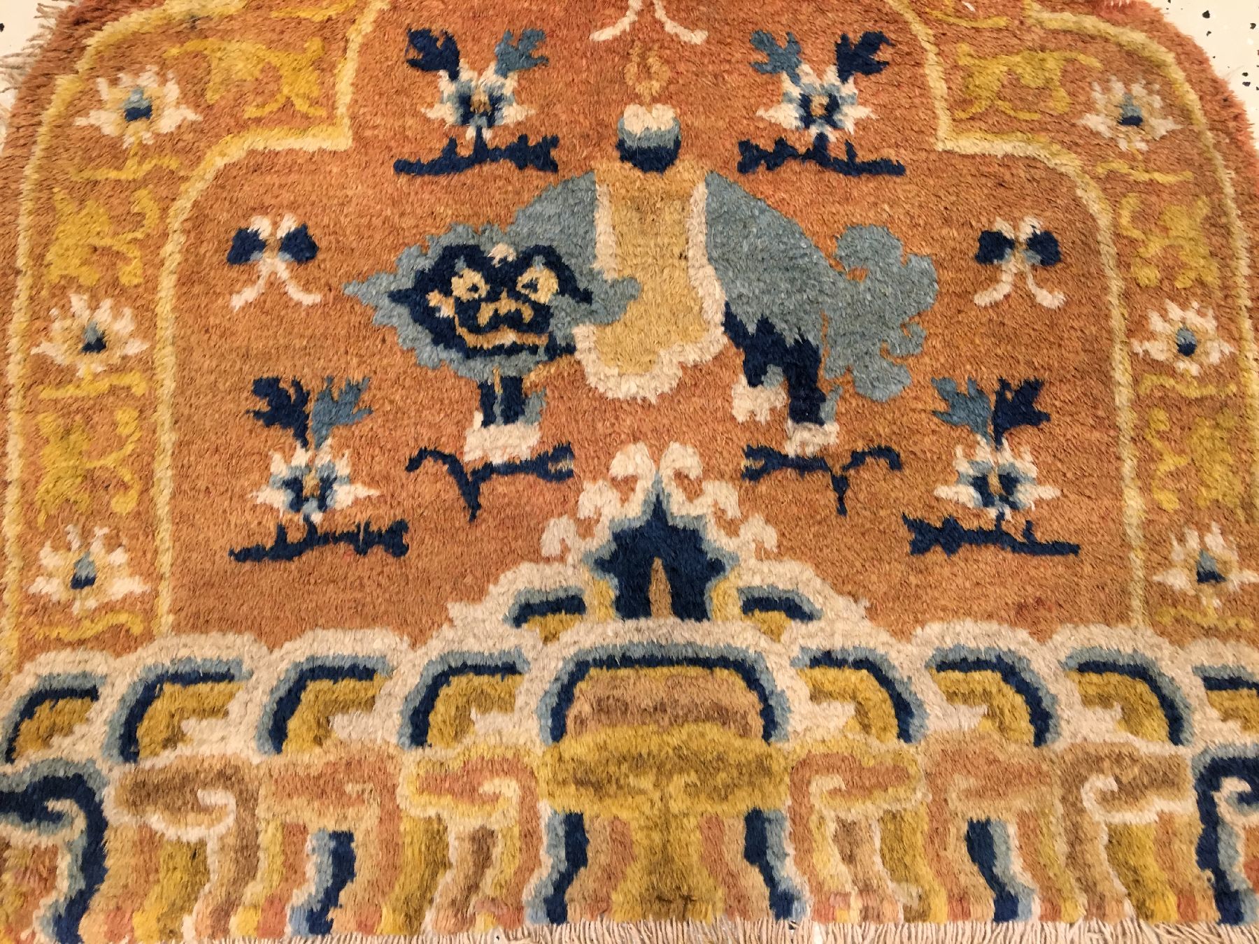 Detail b: Ning-Hsia "Thronsitz" antik (Schneelöwe mit Sattel), Westchina, 19.Jhd., Wolle geknüpft auf Baumwolle. Seltener Thronsitz in guter ...