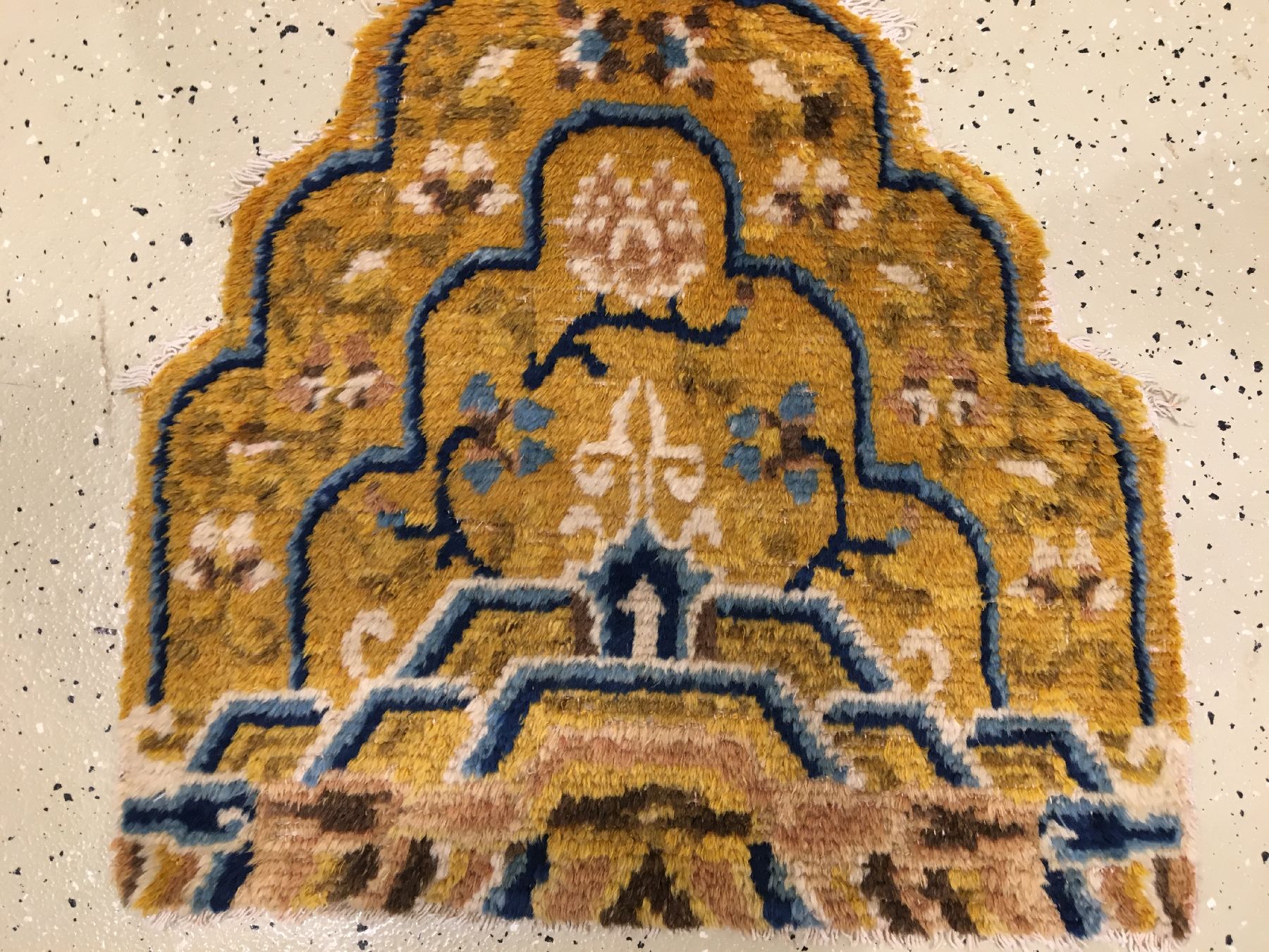 Detail a: Gelber Ning-Hsia "Thronsitz" antik, Westchina, Mitte 19.Jhd., Wolle geknüpft auf Baumwolle. Gelber Thronsitz wohl gefertigt für den ...
