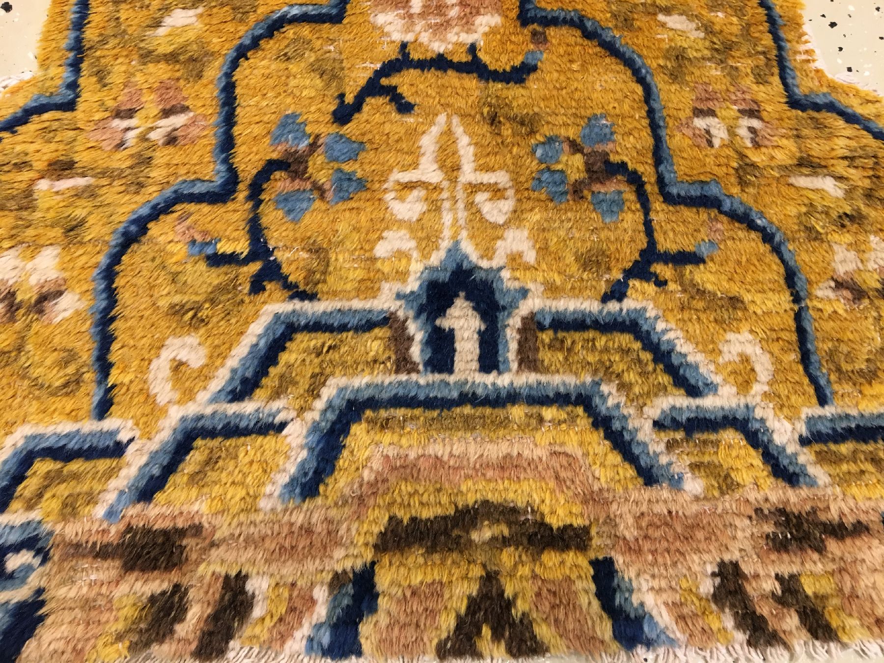 Detail c: Gelber Ning-Hsia "Thronsitz" antik, Westchina, Mitte 19.Jhd., Wolle geknüpft auf Baumwolle. Gelber Thronsitz wohl gefertigt für den ...