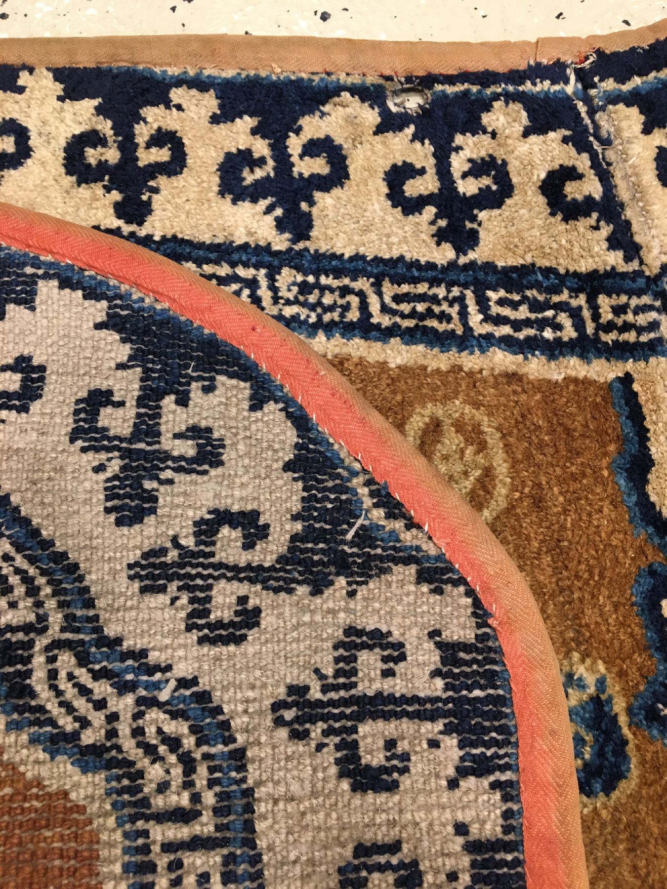 Detail i: Seltener früher Kansu "Sattel" antik, Westchina, um 1800, Wolle geknüpft auf Baumwolle. Rarer Sattel aus Kansu mit Glückssymbolen, ...