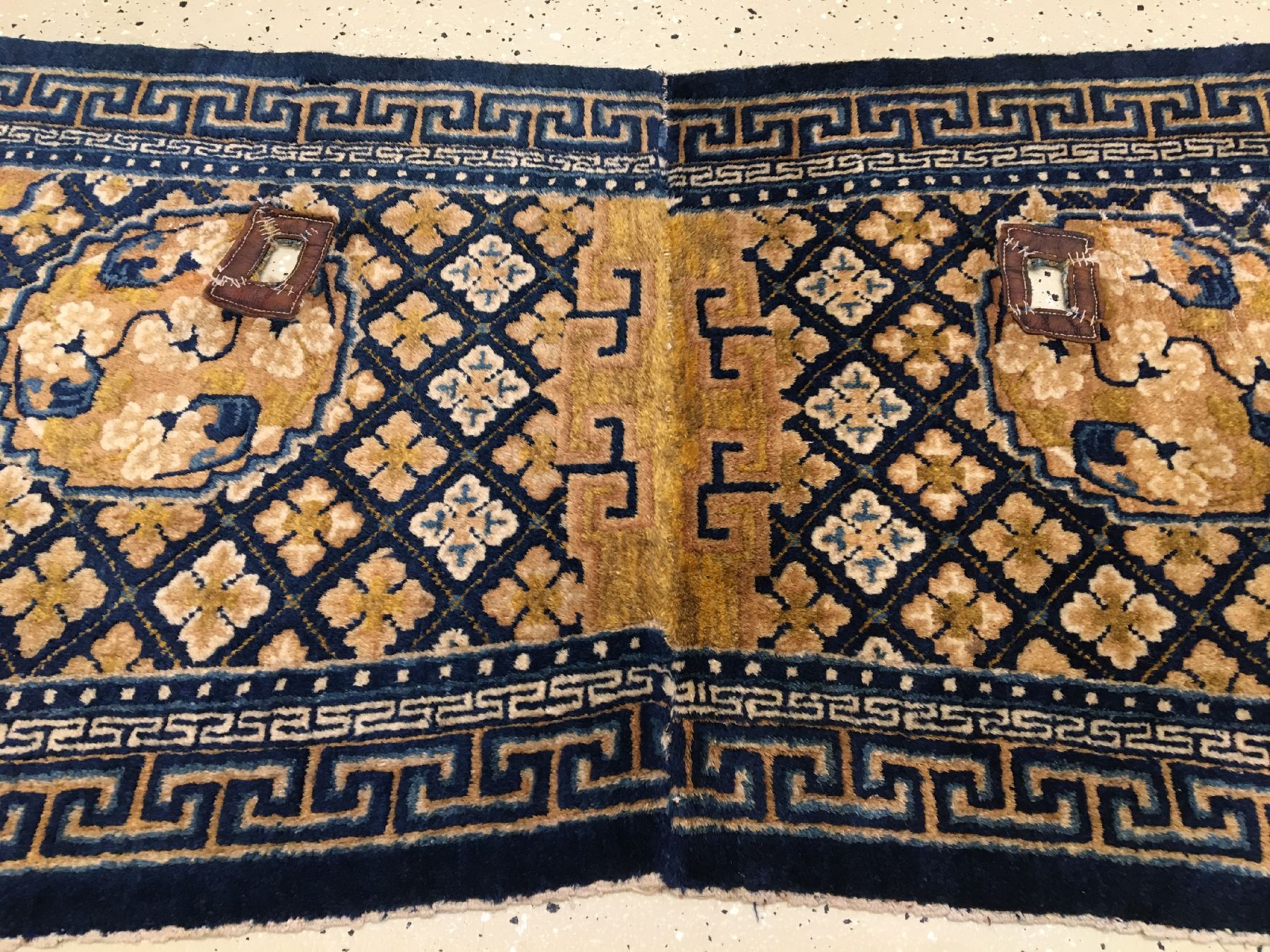 Detail b: Feiner Ning-Hsia "Sattel" antik, Westchina, um 1800, Wolle geknüpft auf Baumwolle. Hochwertiger früher Sattel wohl gefertigt für den ...