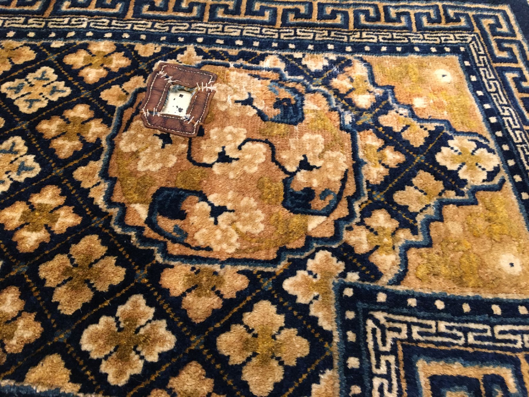 Detail d: Feiner Ning-Hsia "Sattel" antik, Westchina, um 1800, Wolle geknüpft auf Baumwolle. Hochwertiger früher Sattel wohl gefertigt für den ...