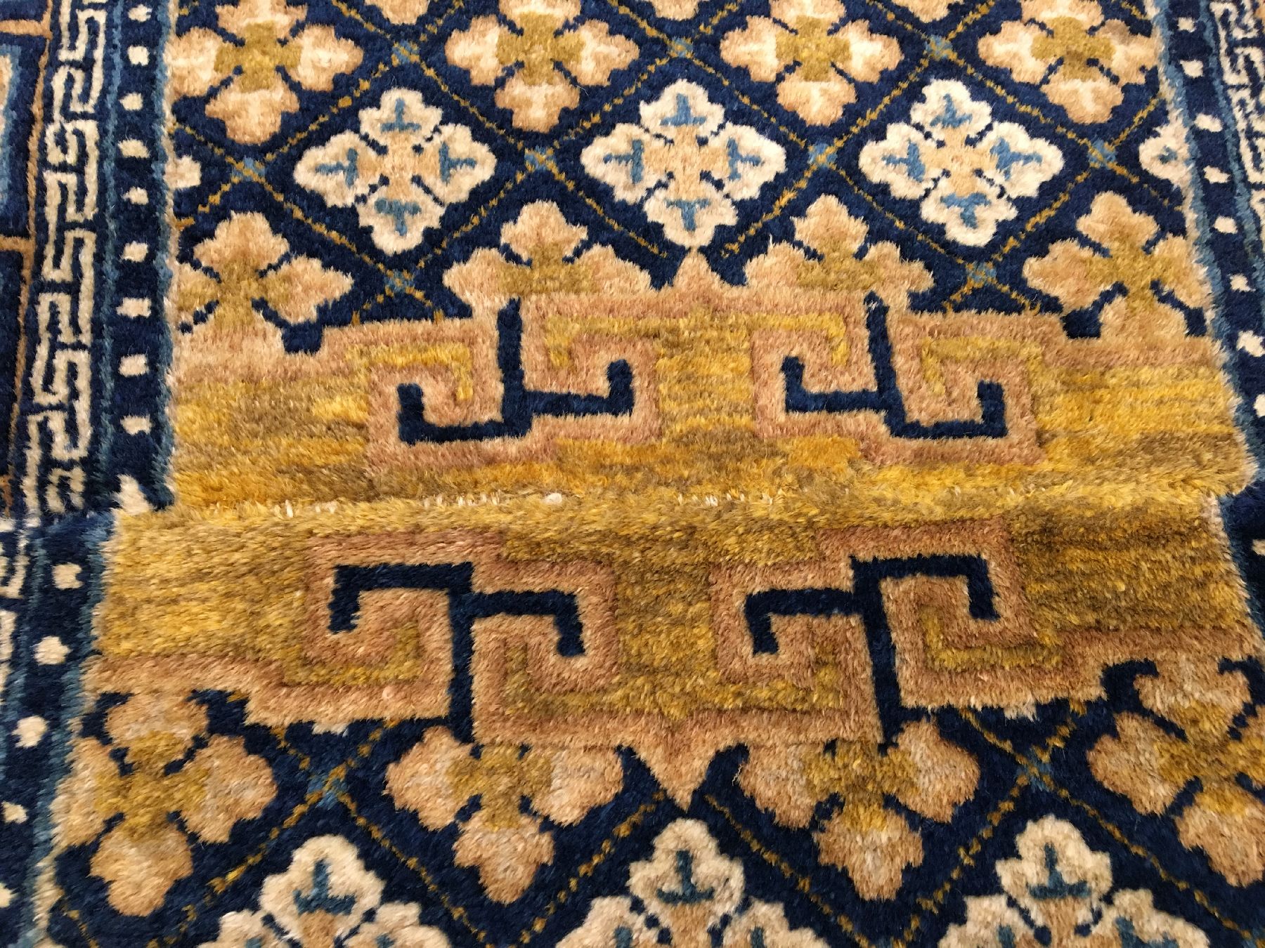 Detail e: Feiner Ning-Hsia "Sattel" antik, Westchina, um 1800, Wolle geknüpft auf Baumwolle. Hochwertiger früher Sattel wohl gefertigt für den ...