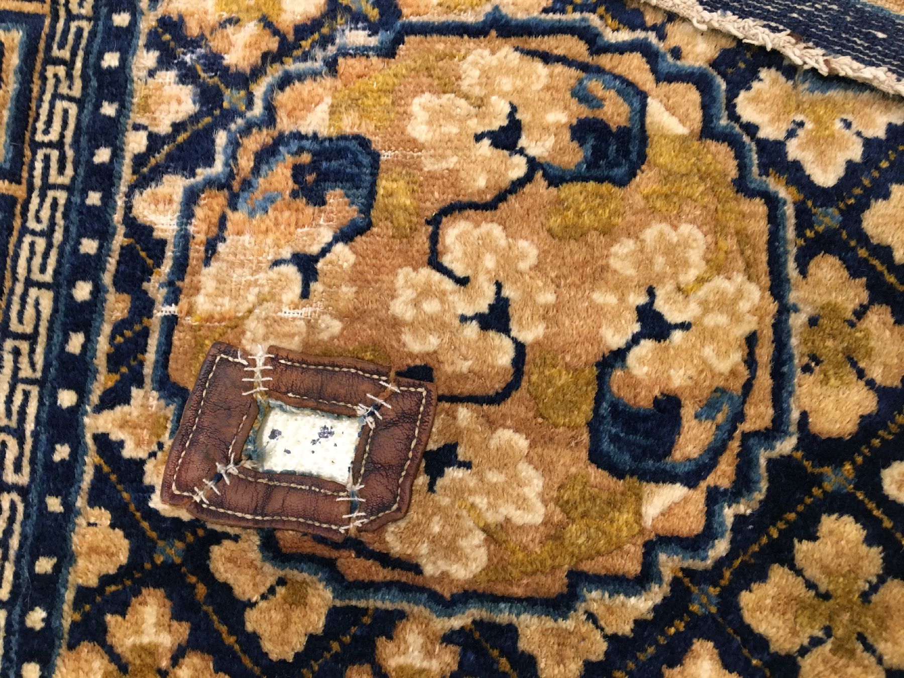 Detail g: Feiner Ning-Hsia "Sattel" antik, Westchina, um 1800, Wolle geknüpft auf Baumwolle. Hochwertiger früher Sattel wohl gefertigt für den ...