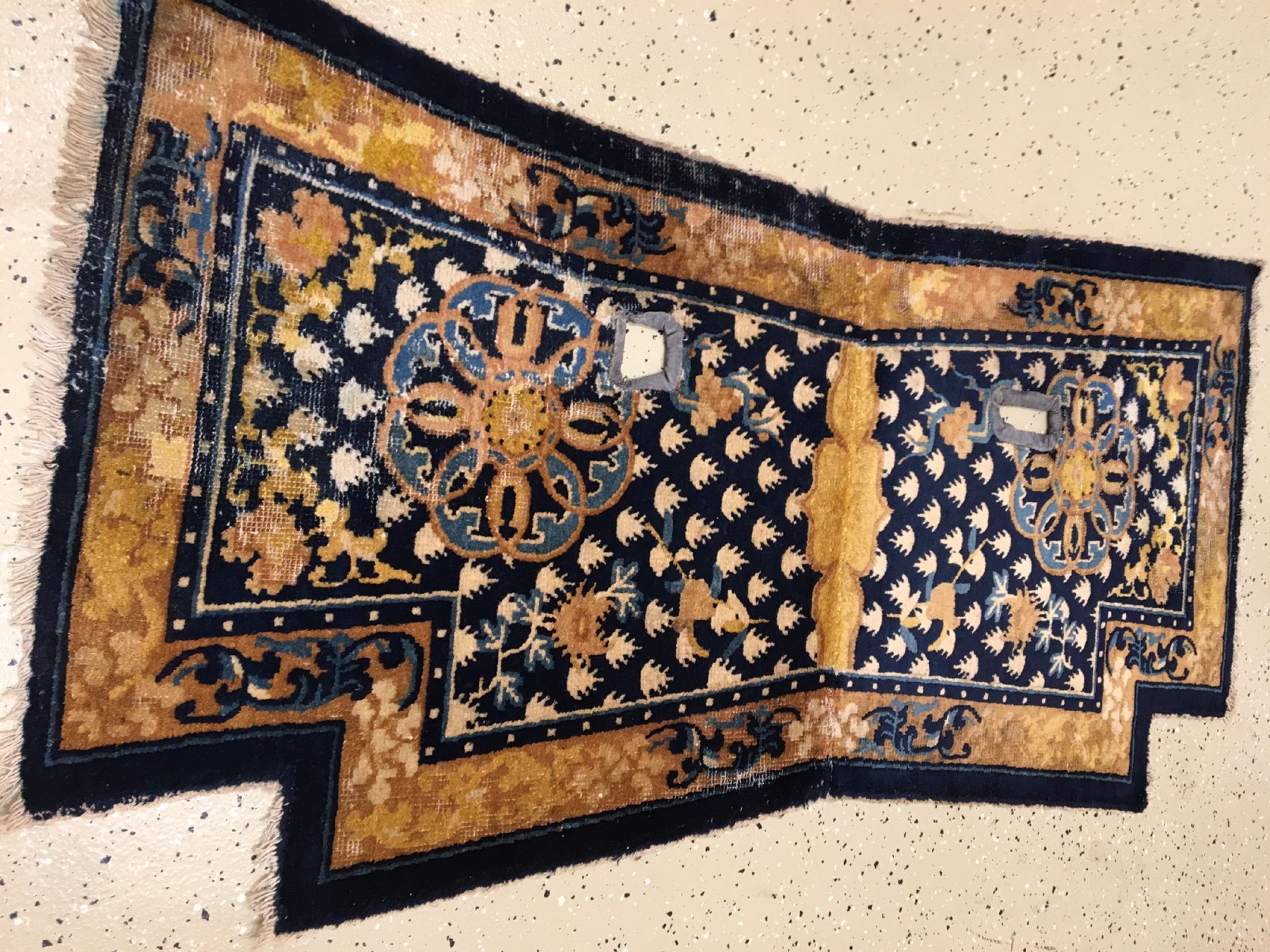 Detail a: Ning-Hsia "Sattel" antik (Mandala-Medaillon), Westchina, 1.Hälfte 19.Jhd., Wolle geknüpft auf Baumwolle. Feiner Sattel mit buddistischen ...
