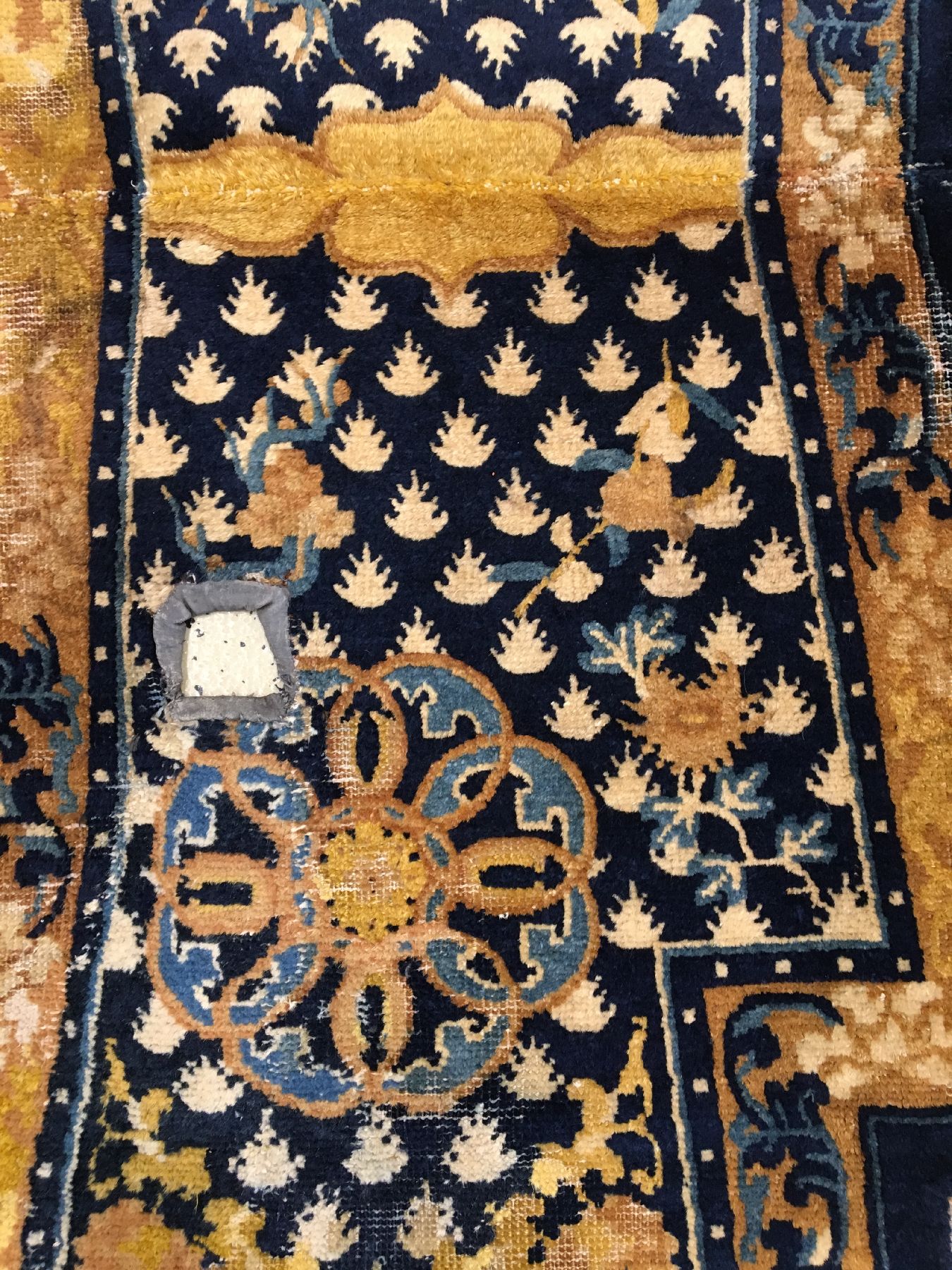 Detail b: Ning-Hsia "Sattel" antik (Mandala-Medaillon), Westchina, 1.Hälfte 19.Jhd., Wolle geknüpft auf Baumwolle. Feiner Sattel mit buddistischen ...