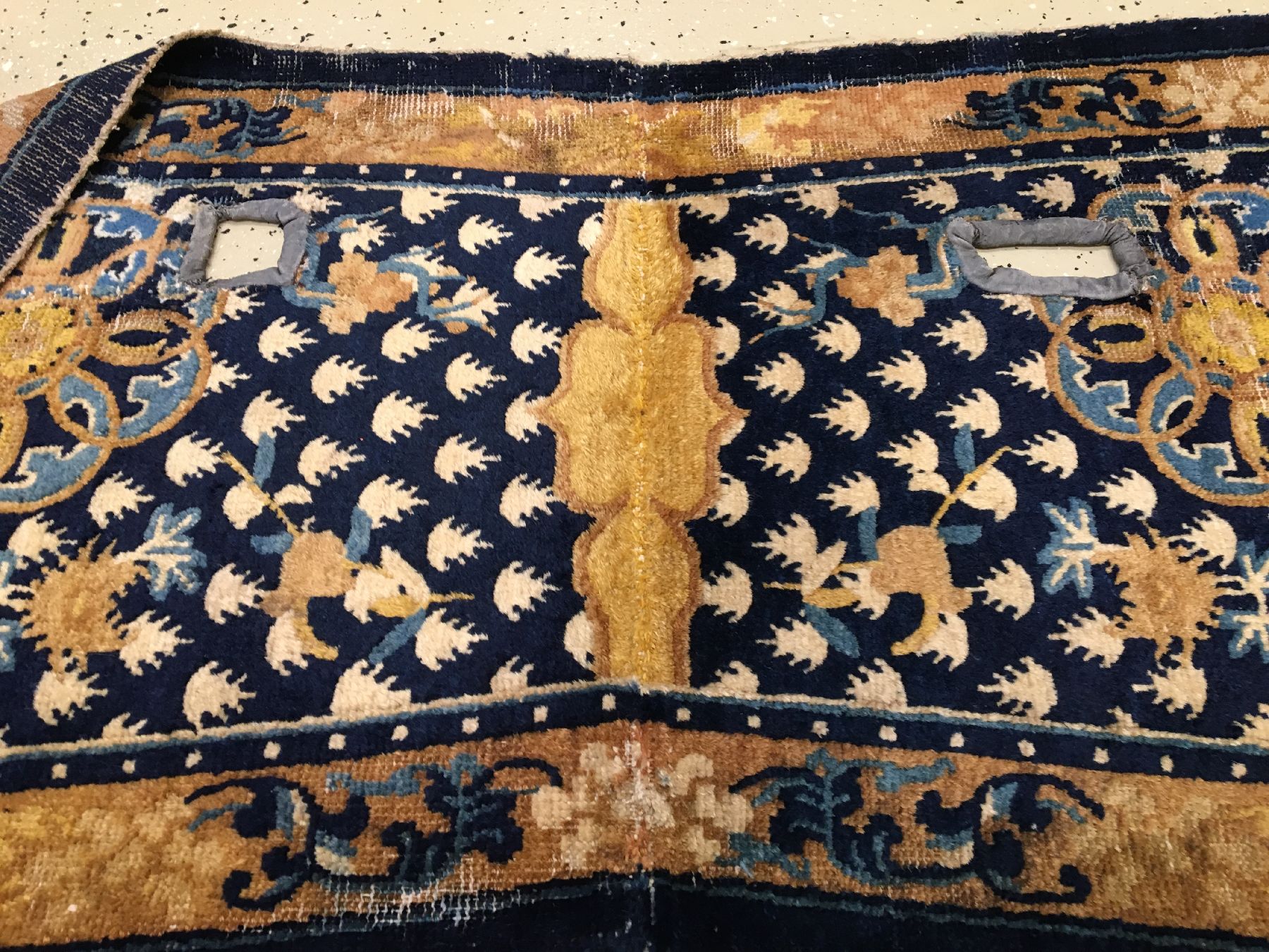 Detail c: Ning-Hsia "Sattel" antik (Mandala-Medaillon), Westchina, 1.Hälfte 19.Jhd., Wolle geknüpft auf Baumwolle. Feiner Sattel mit buddistischen ...