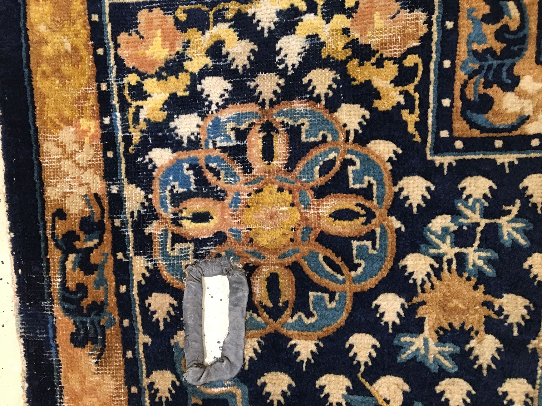 Detail d: Ning-Hsia "Sattel" antik (Mandala-Medaillon), Westchina, 1.Hälfte 19.Jhd., Wolle geknüpft auf Baumwolle. Feiner Sattel mit buddistischen ...