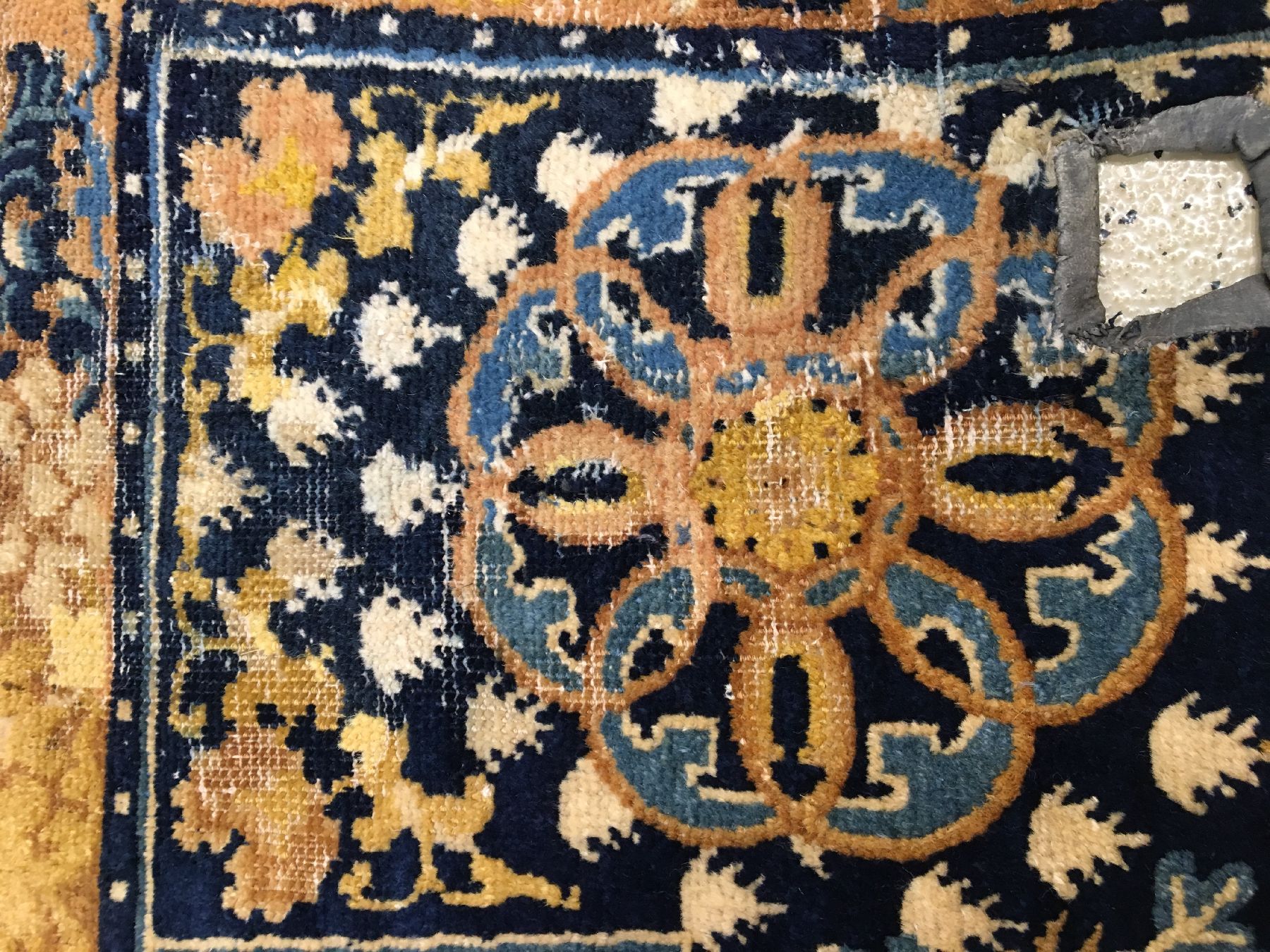 Detail f: Ning-Hsia "Sattel" antik (Mandala-Medaillon), Westchina, 1.Hälfte 19.Jhd., Wolle geknüpft auf Baumwolle. Feiner Sattel mit buddistischen ...