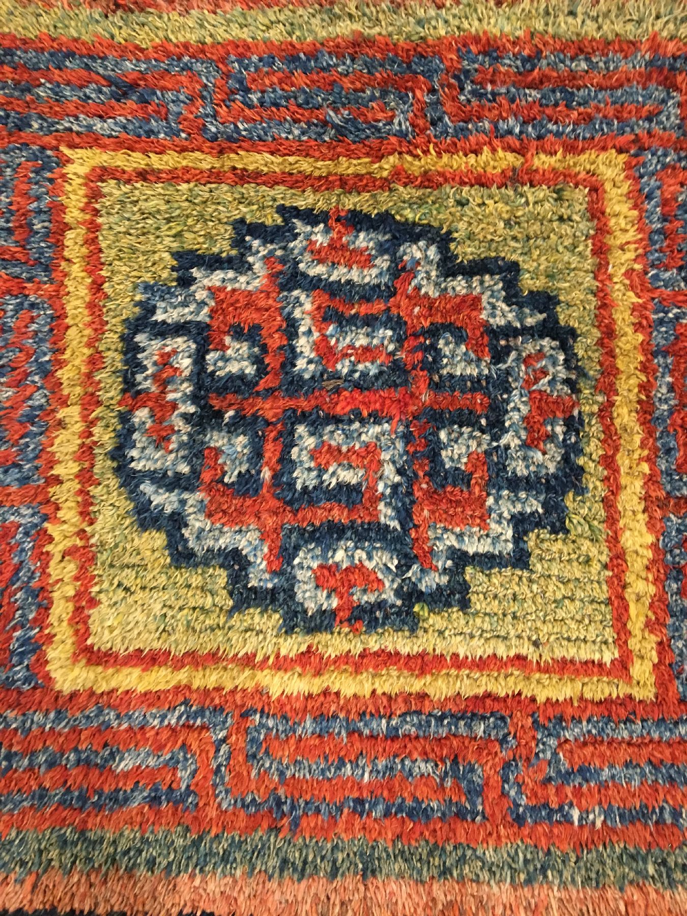 Detail b: Wangden Drumtze "Meditations-Teppich" antik, Tibet, 19.Jhd., Wolle geknüpft auf Wolle. Tibetisches Glückssymbol auf grünen Grund mit ...