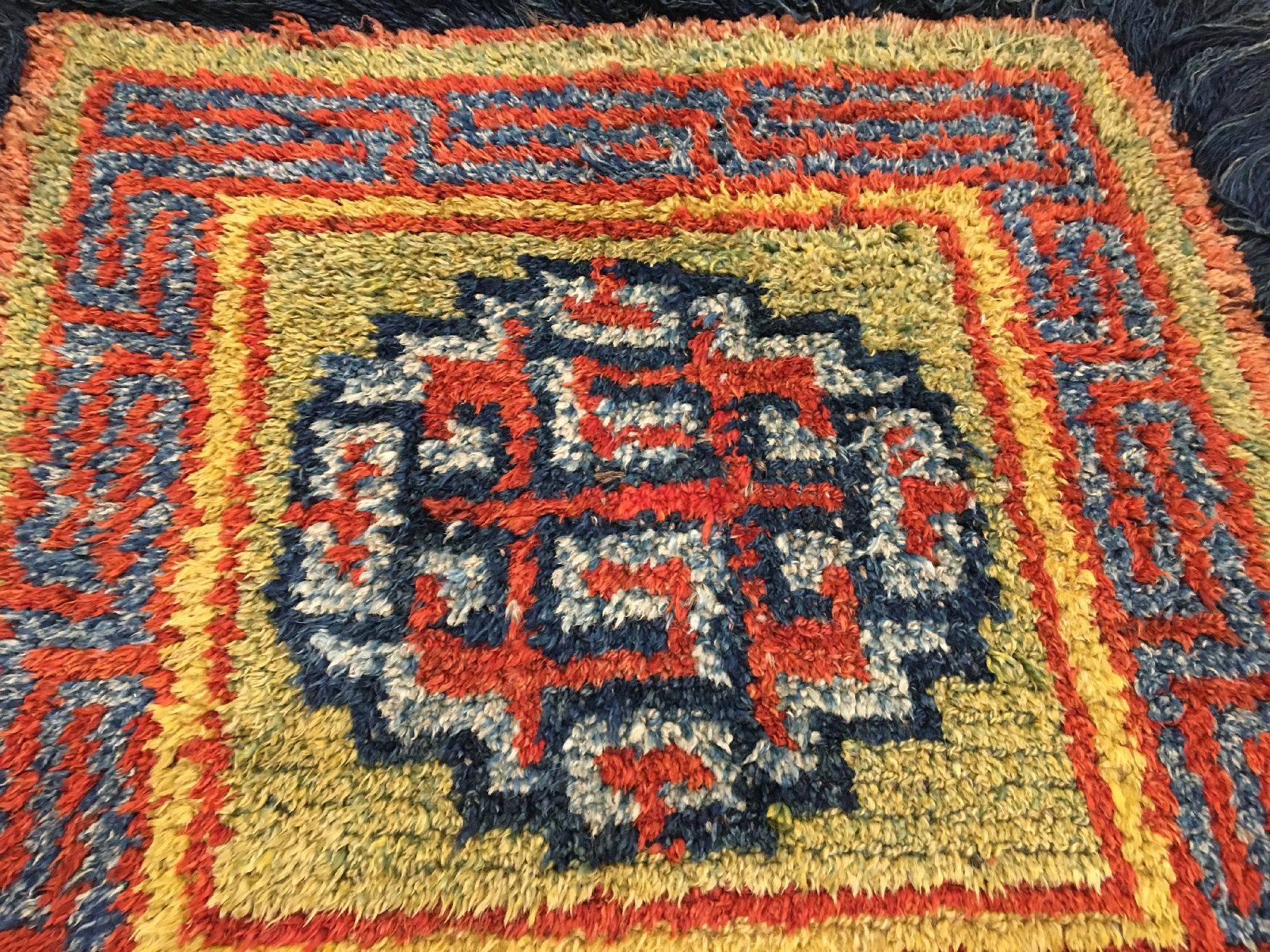 Detail c: Wangden Drumtze "Meditations-Teppich" antik, Tibet, 19.Jhd., Wolle geknüpft auf Wolle. Tibetisches Glückssymbol auf grünen Grund mit ...