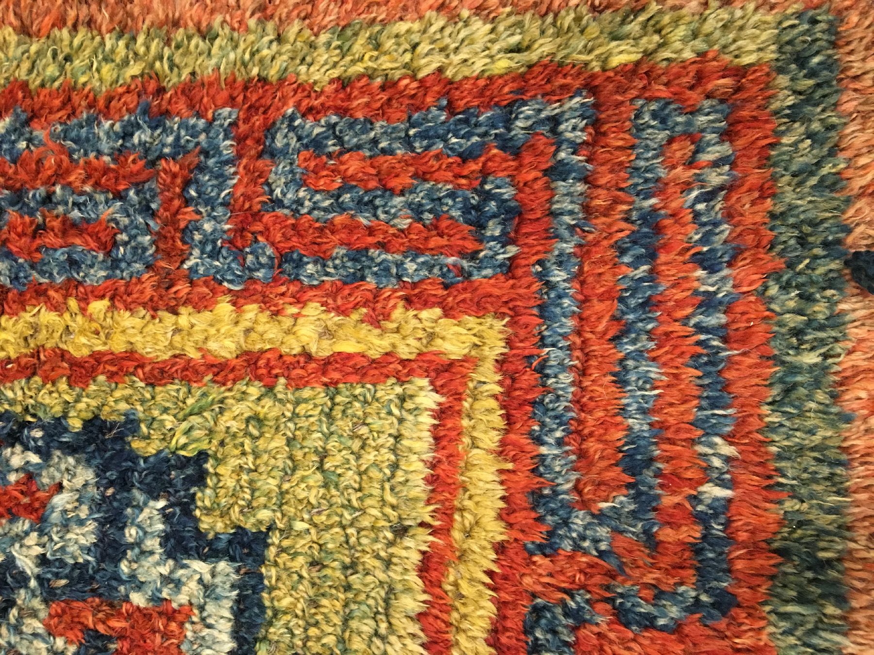 Detail d: Wangden Drumtze "Meditations-Teppich" antik, Tibet, 19.Jhd., Wolle geknüpft auf Wolle. Tibetisches Glückssymbol auf grünen Grund mit ...
