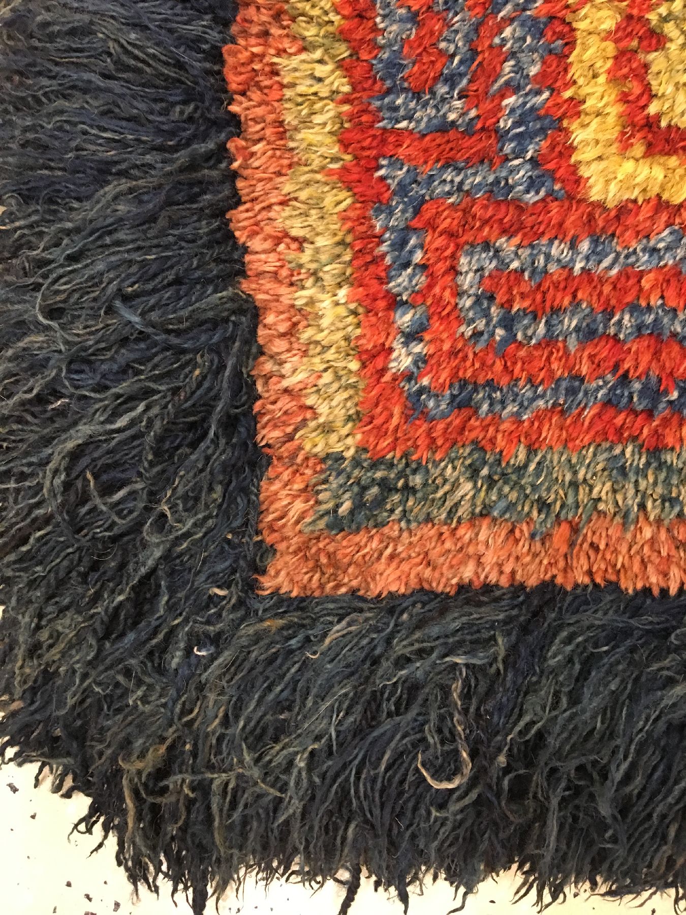 Detail e: Wangden Drumtze "Meditations-Teppich" antik, Tibet, 19.Jhd., Wolle geknüpft auf Wolle. Tibetisches Glückssymbol auf grünen Grund mit ...
