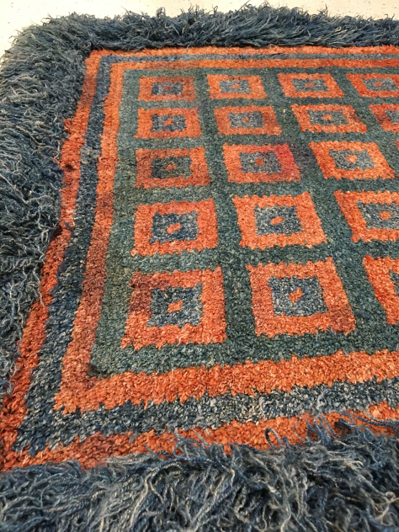 Detail b: Wangden Drumtze "Meditations-Teppich" antik, Tibet, 19.Jhd., Wolle geknüpft auf Wolle. Großer Meditationsteppich mit Schachbrett Muster ...