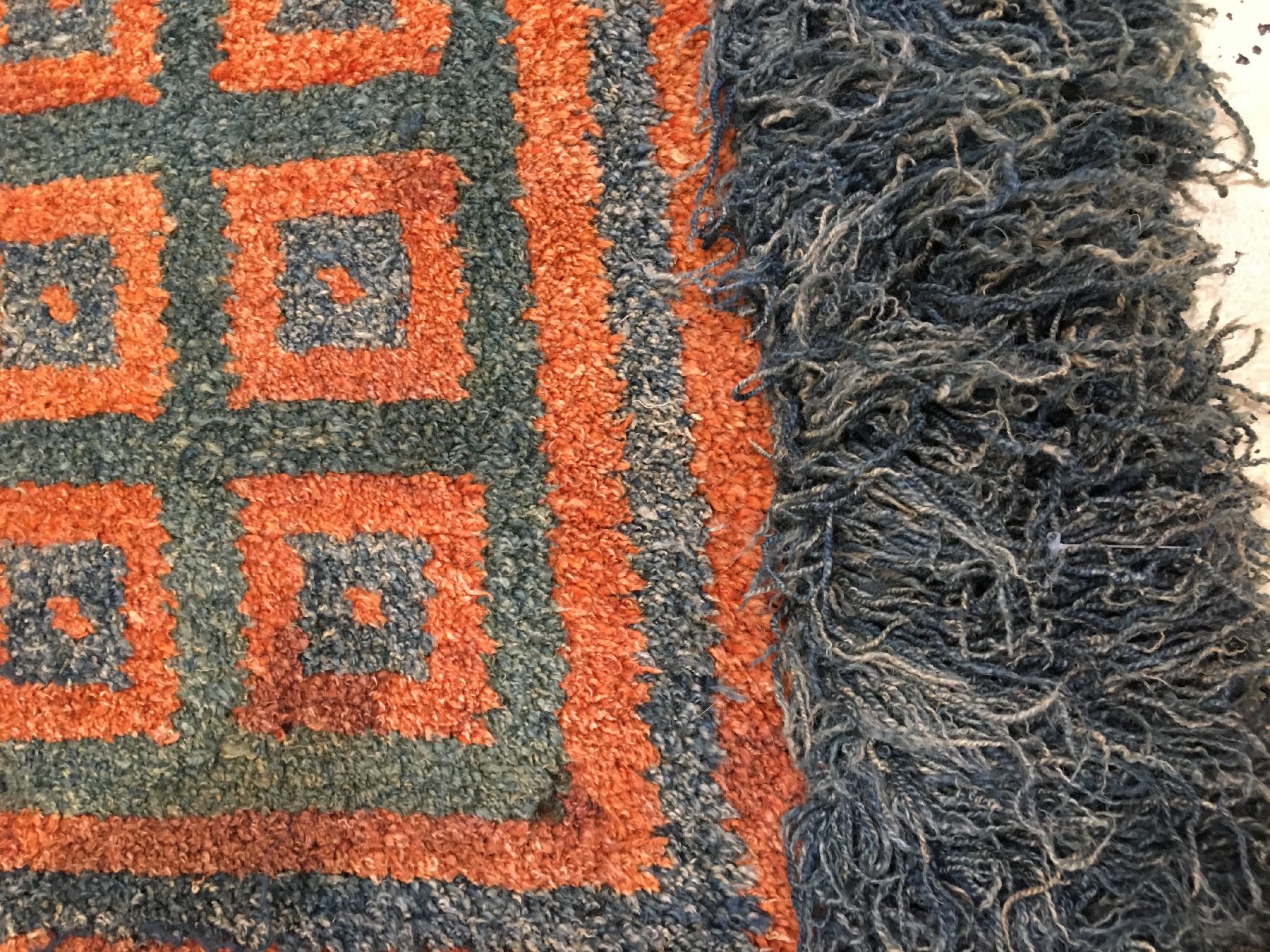 Detail e: Wangden Drumtze "Meditations-Teppich" antik, Tibet, 19.Jhd., Wolle geknüpft auf Wolle. Großer Meditationsteppich mit Schachbrett Muster ...
