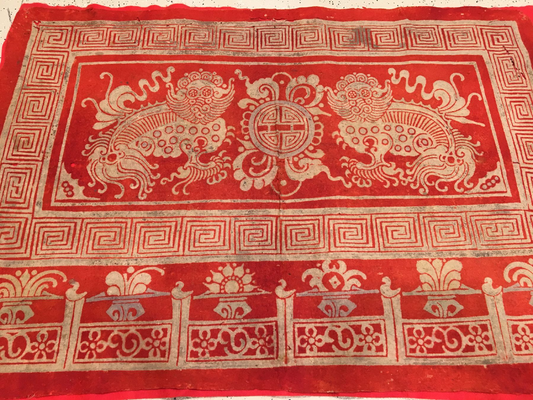 Detail a: Seltener früher Filz "Wandbehang" antik (Wohl Kansu), Westchina, 18.Jhd., roter Filz. Feiner Filz-Behang gemacht für eine wichtige ...