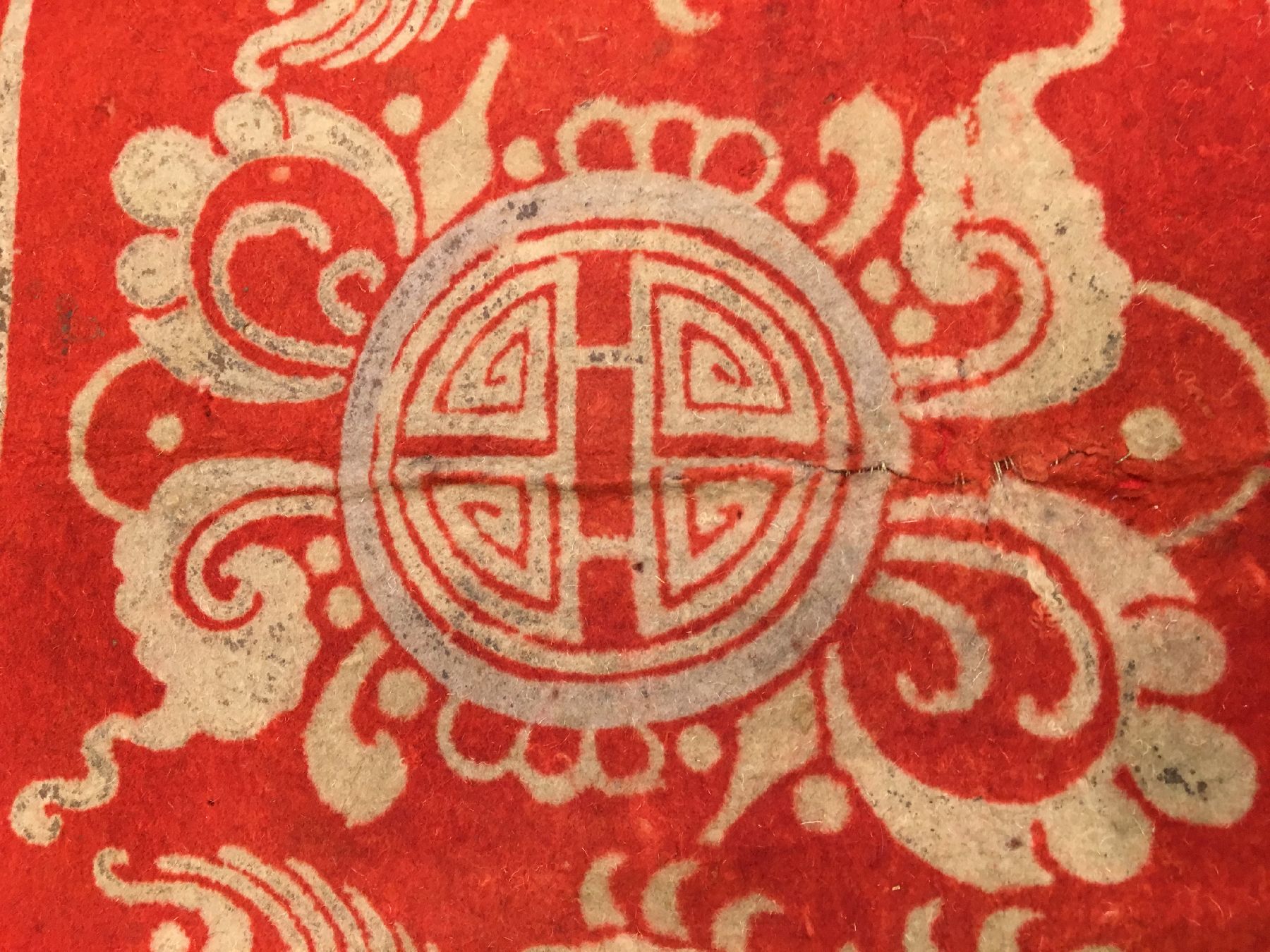Detail d: Seltener früher Filz "Wandbehang" antik (Wohl Kansu), Westchina, 18.Jhd., roter Filz. Feiner Filz-Behang gemacht für eine wichtige ...