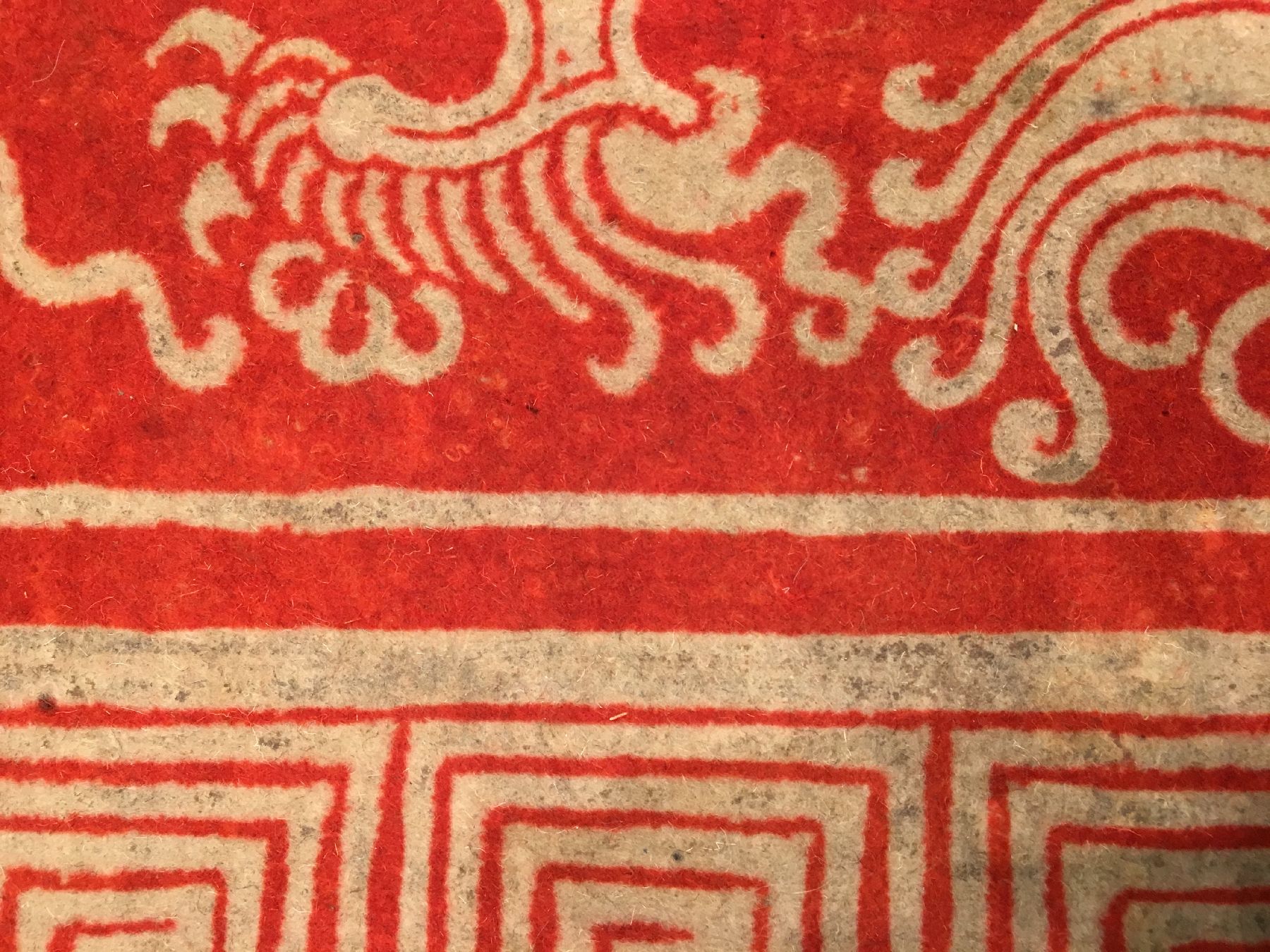 Detail h: Seltener früher Filz "Wandbehang" antik (Wohl Kansu), Westchina, 18.Jhd., roter Filz. Feiner Filz-Behang gemacht für eine wichtige ...