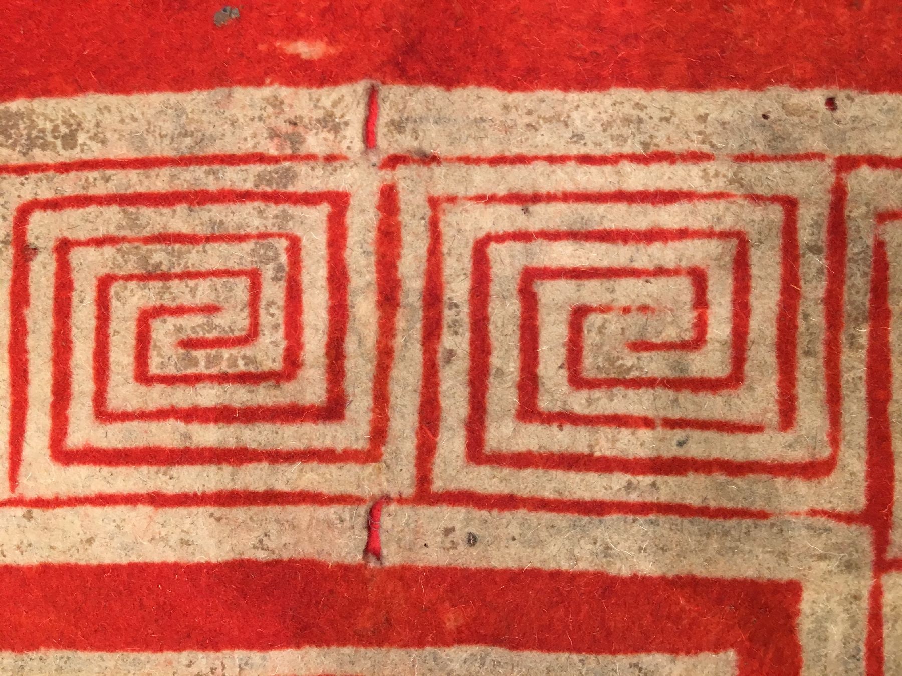 Detail i: Seltener früher Filz "Wandbehang" antik (Wohl Kansu), Westchina, 18.Jhd., roter Filz. Feiner Filz-Behang gemacht für eine wichtige ...