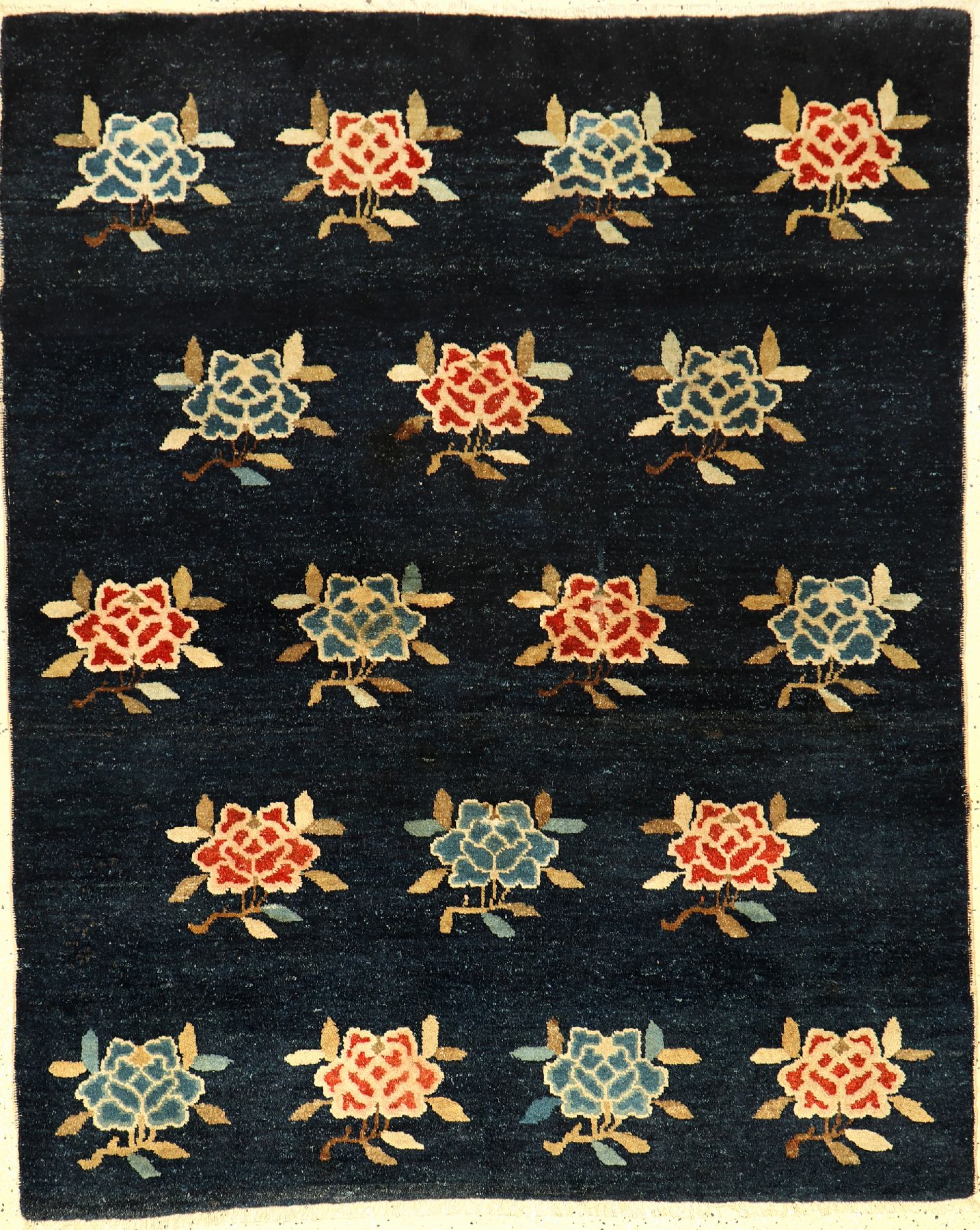 Pao Tao antik, Nordostchina, um 1900, Wolle geknüpft auf Baumwolle. Ein Rapport Muster aus Päonien auf indigoblauen Grund. Dekorativ, ca. 159 x ...