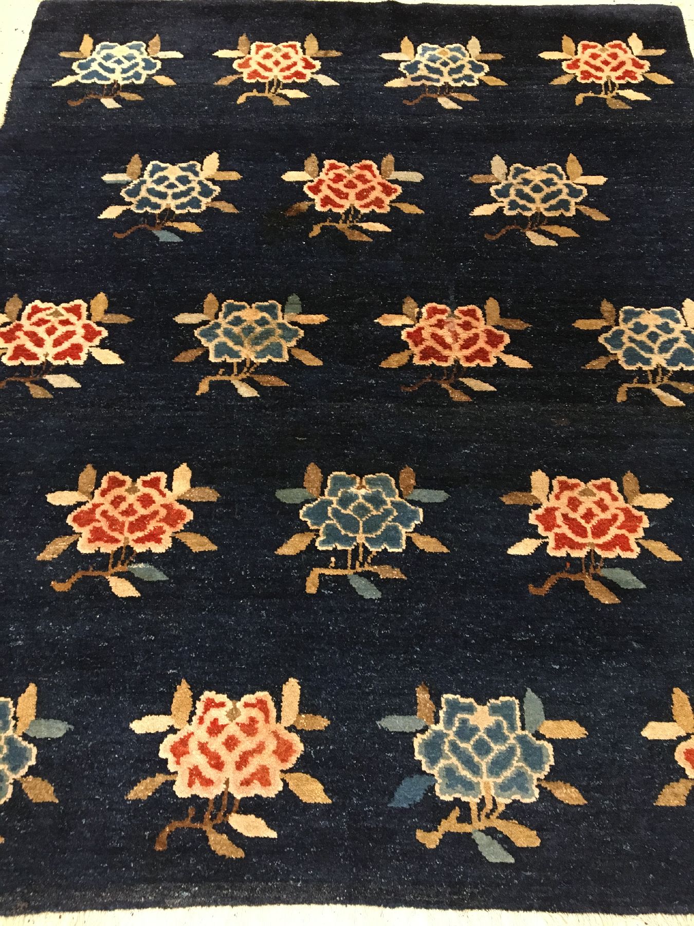 Detail a: Pao Tao antik, Nordostchina, um 1900, Wolle geknüpft auf Baumwolle. Ein Rapport Muster aus Päonien auf indigoblauen Grund. Dekorativ, ca. 159 x ...