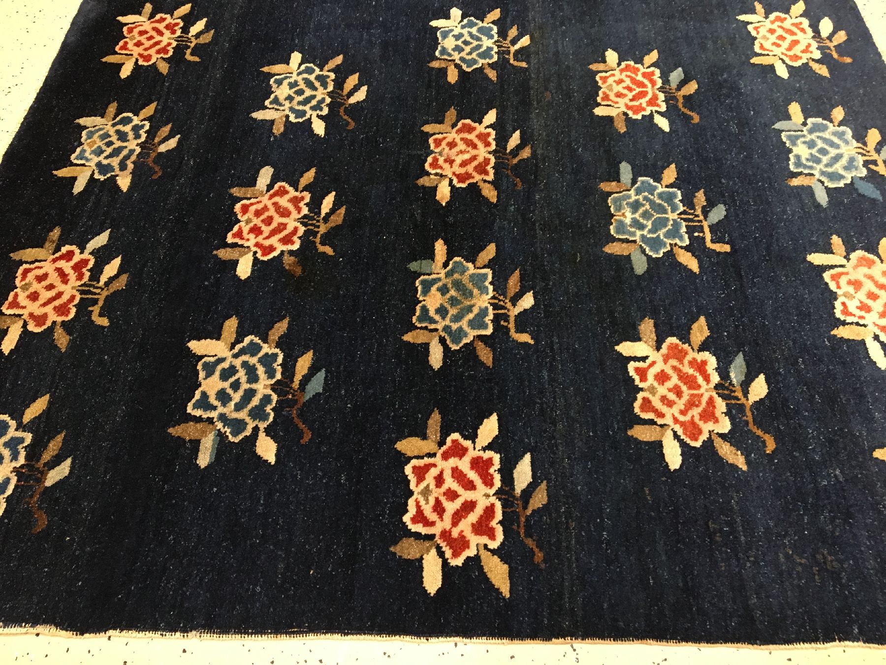 Detail b: Pao Tao antik, Nordostchina, um 1900, Wolle geknüpft auf Baumwolle. Ein Rapport Muster aus Päonien auf indigoblauen Grund. Dekorativ, ca. 159 x ...