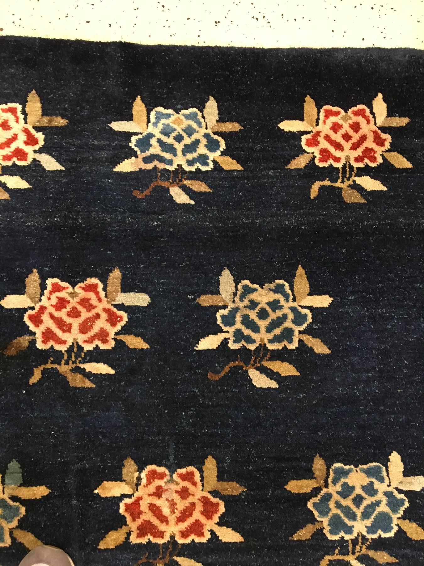 Detail c: Pao Tao antik, Nordostchina, um 1900, Wolle geknüpft auf Baumwolle. Ein Rapport Muster aus Päonien auf indigoblauen Grund. Dekorativ, ca. 159 x ...
