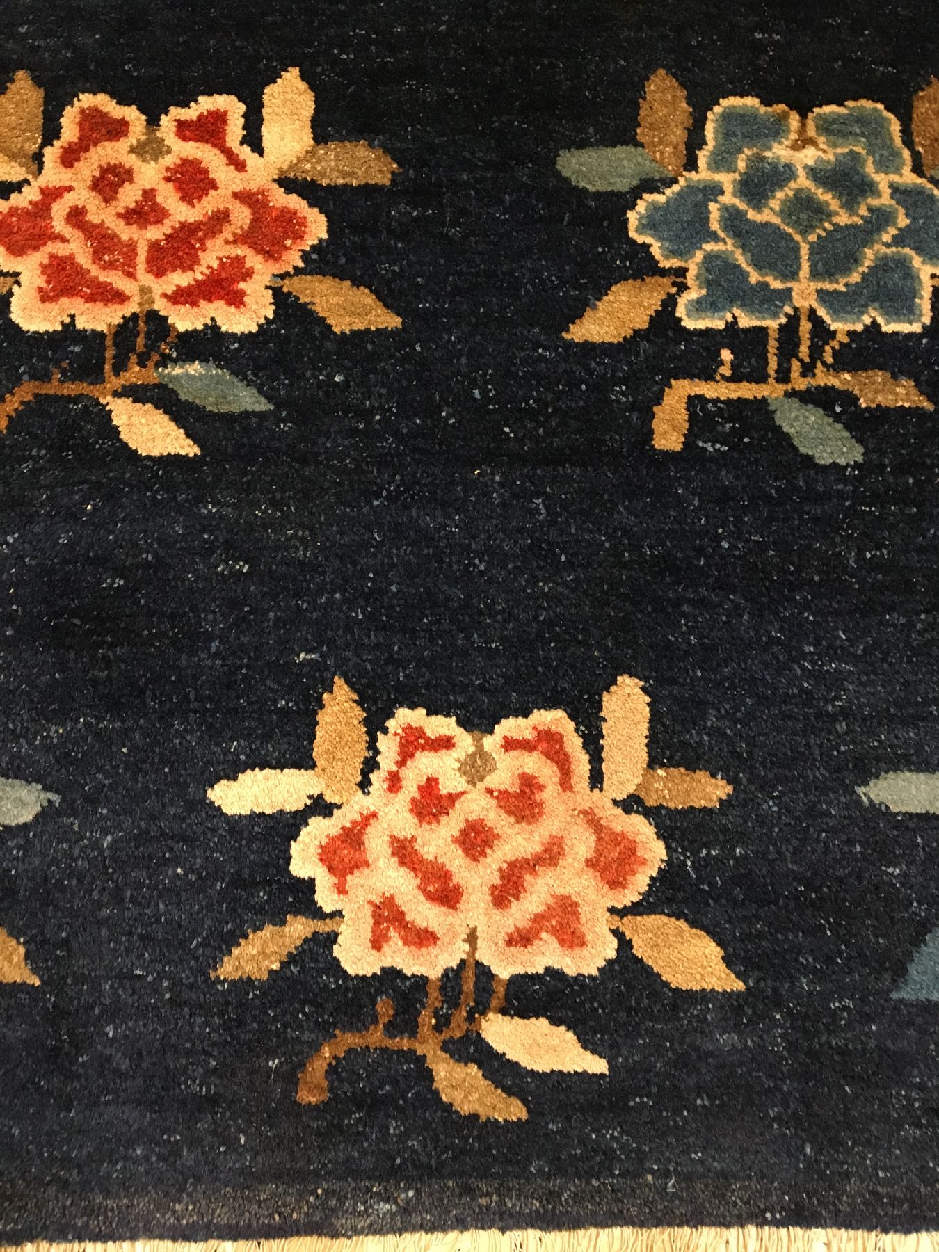 Detail d: Pao Tao antik, Nordostchina, um 1900, Wolle geknüpft auf Baumwolle. Ein Rapport Muster aus Päonien auf indigoblauen Grund. Dekorativ, ca. 159 x ...