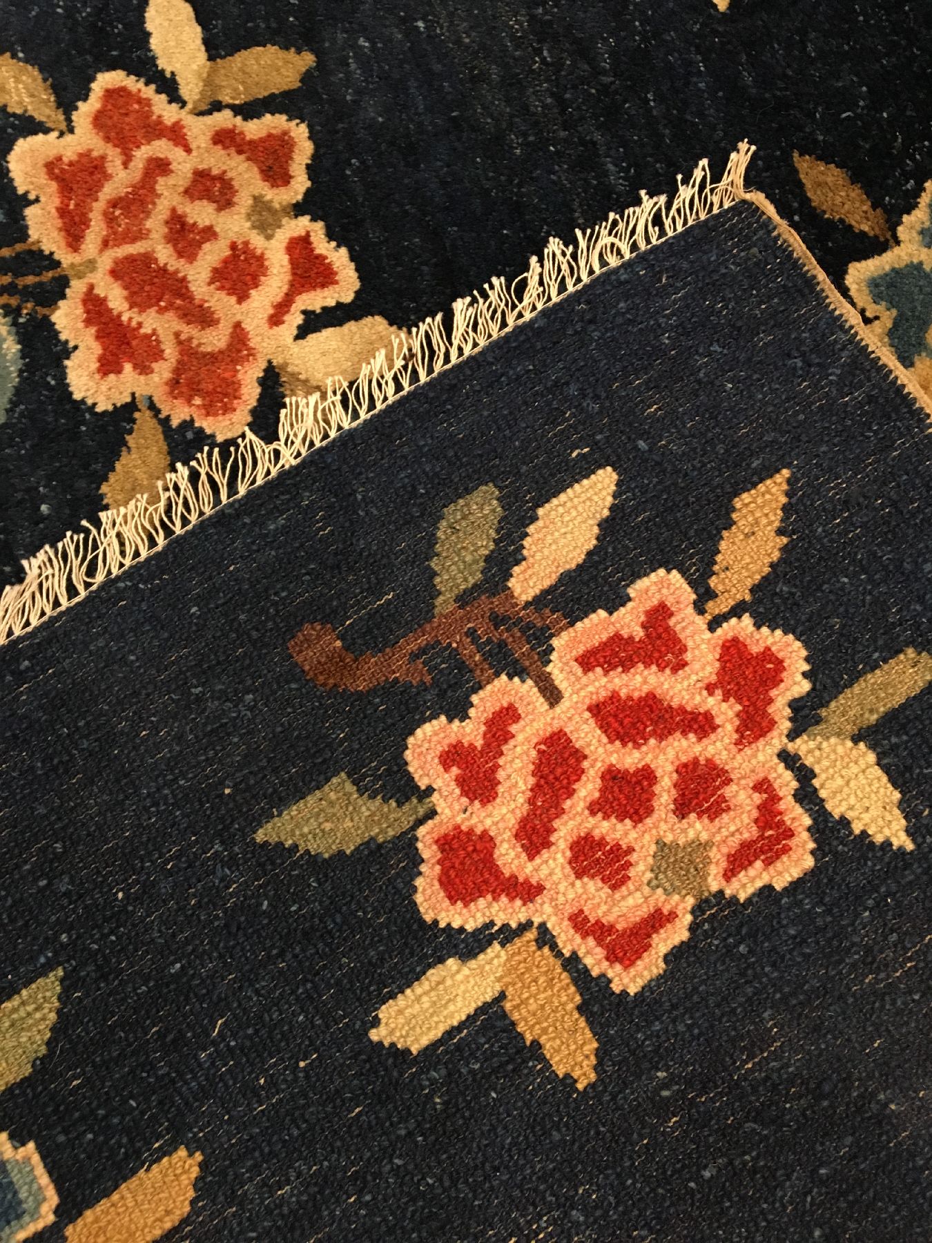 Detail f: Pao Tao antik, Nordostchina, um 1900, Wolle geknüpft auf Baumwolle. Ein Rapport Muster aus Päonien auf indigoblauen Grund. Dekorativ, ca. 159 x ...