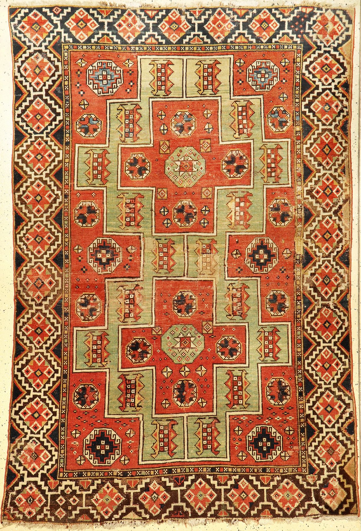Bergama antik, Nordwestanatolien, 19.Jhd., Wolle geknüpft auf Wolle. Seltener Bergama mit hellgrünen getreppten Medaillon und Memling-Güls im ...