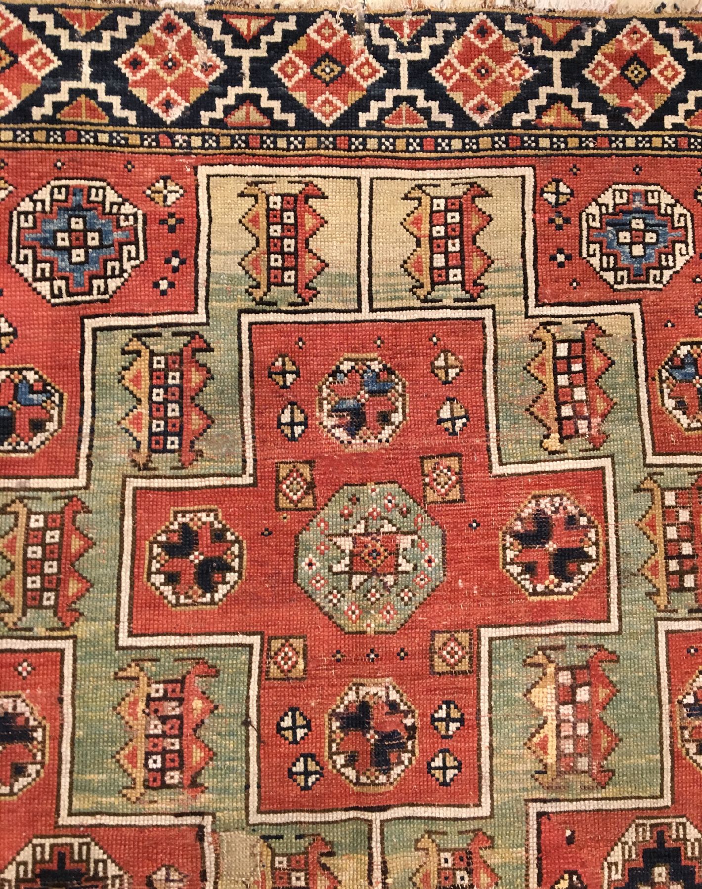 Detail d: Bergama antik, Nordwestanatolien, 19.Jhd., Wolle geknüpft auf Wolle. Seltener Bergama mit hellgrünen getreppten Medaillon und Memling-Güls im ...