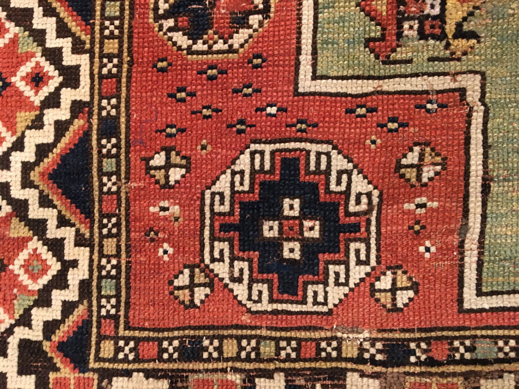 Detail f: Bergama antik, Nordwestanatolien, 19.Jhd., Wolle geknüpft auf Wolle. Seltener Bergama mit hellgrünen getreppten Medaillon und Memling-Güls im ...