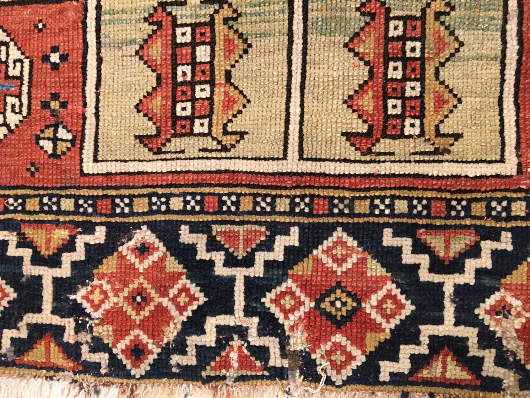 Detail g: Bergama antik, Nordwestanatolien, 19.Jhd., Wolle geknüpft auf Wolle. Seltener Bergama mit hellgrünen getreppten Medaillon und Memling-Güls im ...