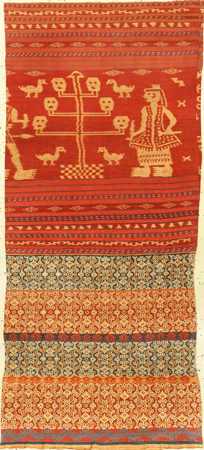 Sarong "Textil" alt (Frauenröcke), Indonesien, um 1930, Baumwolle/Wolle. Seltene Sarong mit Menschen Motiven, ca. 133 x 59 cm, EHZ: 2.