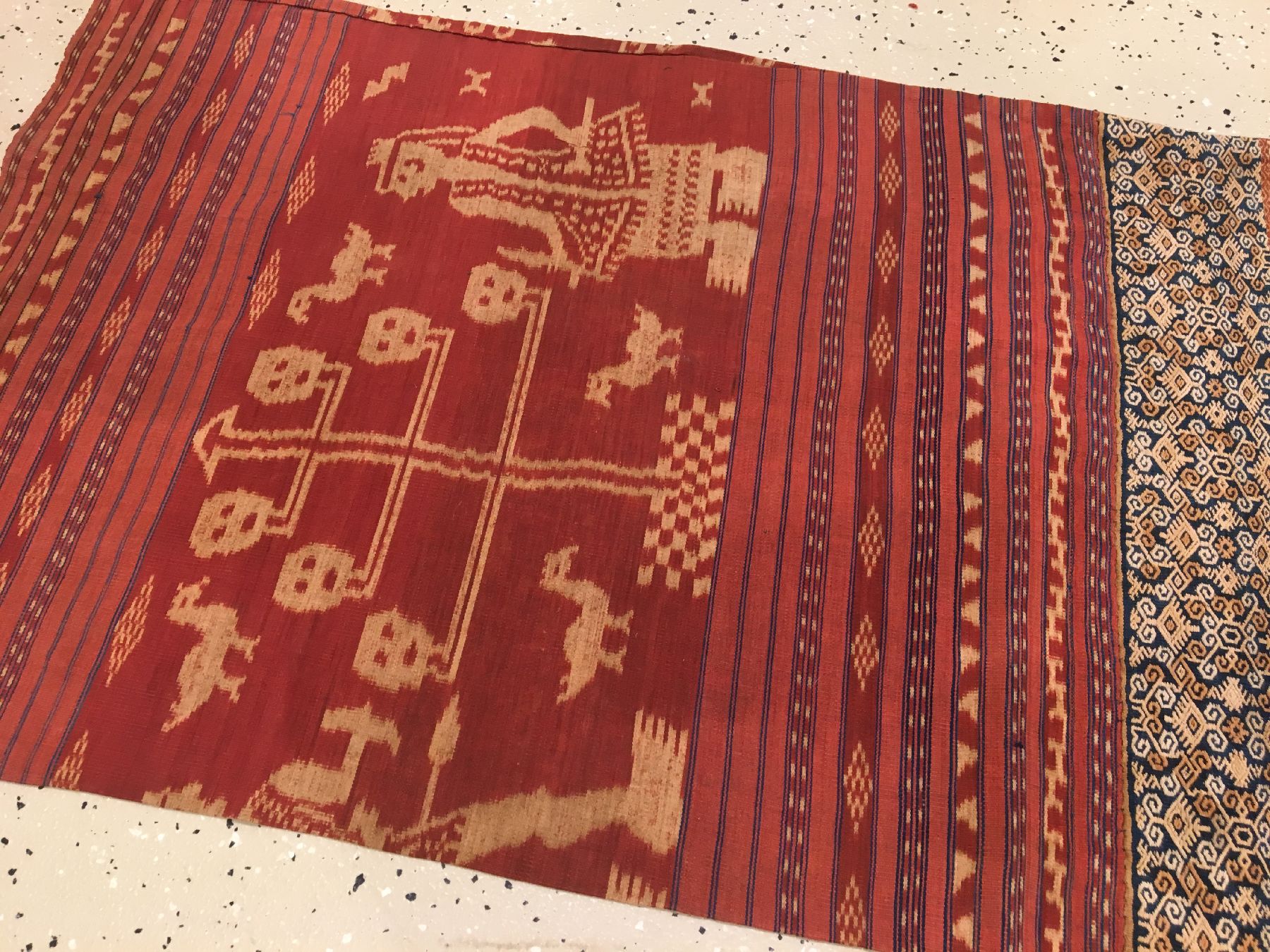 Detail a: Sarong "Textil" alt (Frauenröcke), Indonesien, um 1930, Baumwolle/Wolle. Seltene Sarong mit Menschen Motiven, ca. 133 x 59 cm, EHZ: 2.