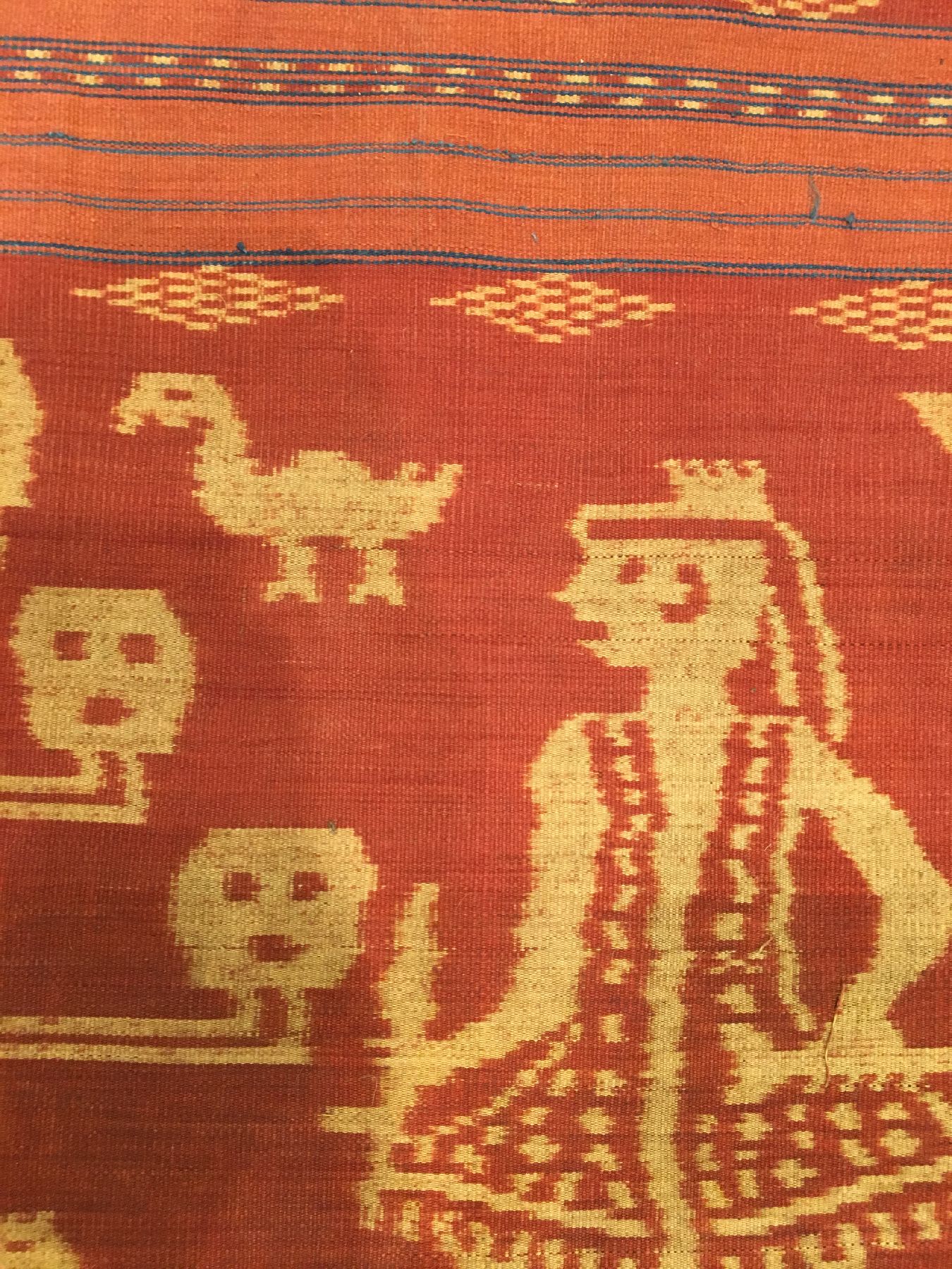Detail b: Sarong "Textil" alt (Frauenröcke), Indonesien, um 1930, Baumwolle/Wolle. Seltene Sarong mit Menschen Motiven, ca. 133 x 59 cm, EHZ: 2.