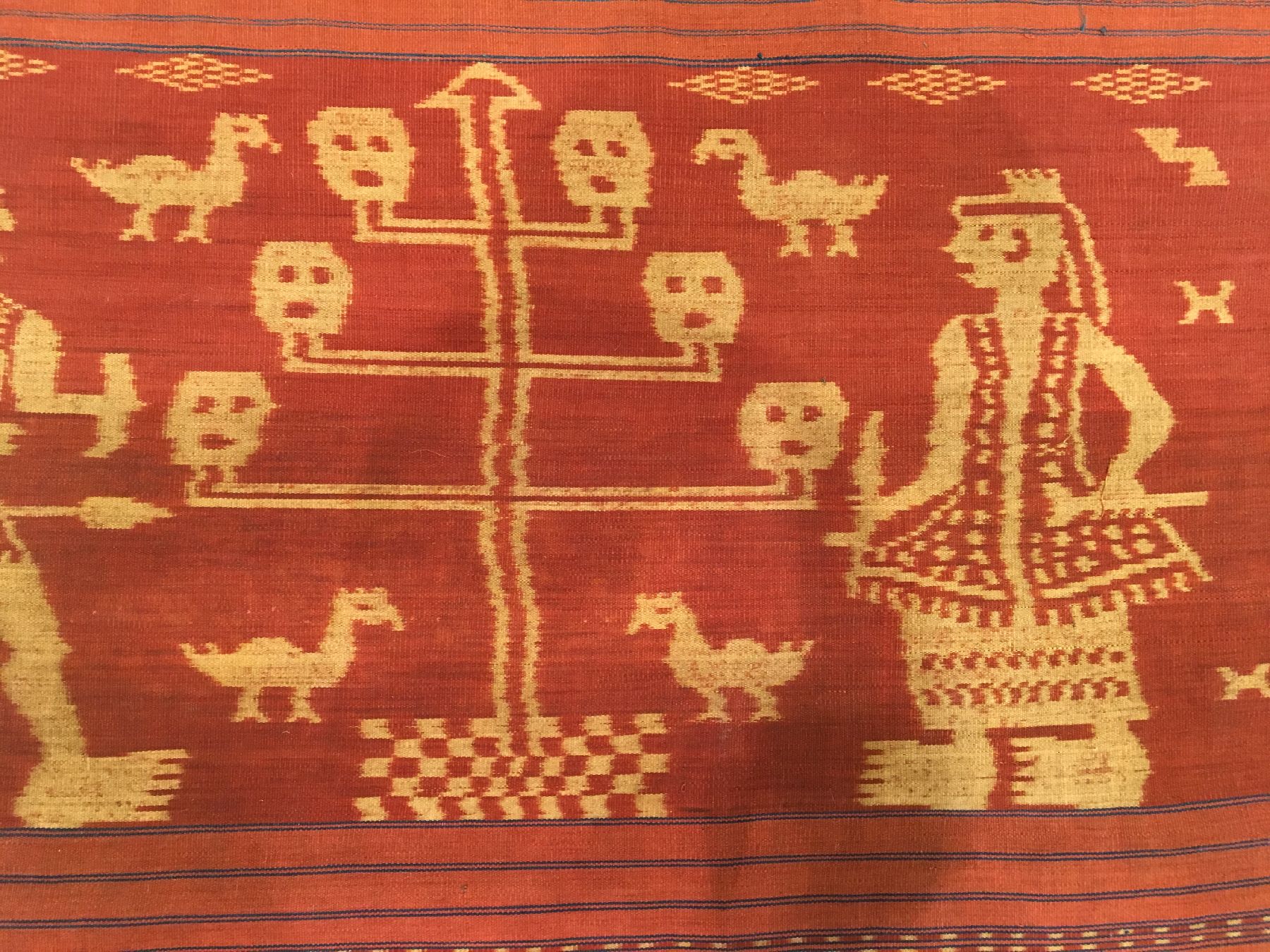 Detail c: Sarong "Textil" alt (Frauenröcke), Indonesien, um 1930, Baumwolle/Wolle. Seltene Sarong mit Menschen Motiven, ca. 133 x 59 cm, EHZ: 2.