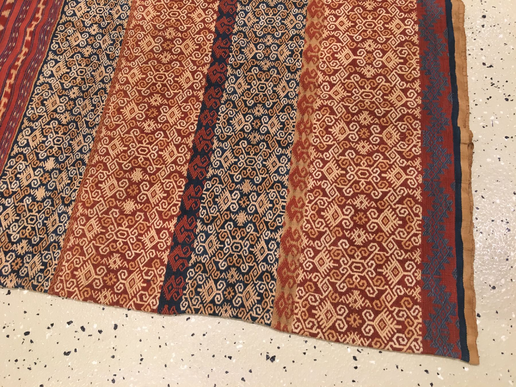Detail d: Sarong "Textil" alt (Frauenröcke), Indonesien, um 1930, Baumwolle/Wolle. Seltene Sarong mit Menschen Motiven, ca. 133 x 59 cm, EHZ: 2.