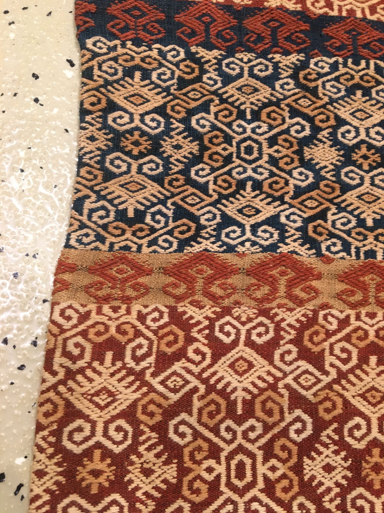 Detail e: Sarong "Textil" alt (Frauenröcke), Indonesien, um 1930, Baumwolle/Wolle. Seltene Sarong mit Menschen Motiven, ca. 133 x 59 cm, EHZ: 2.
