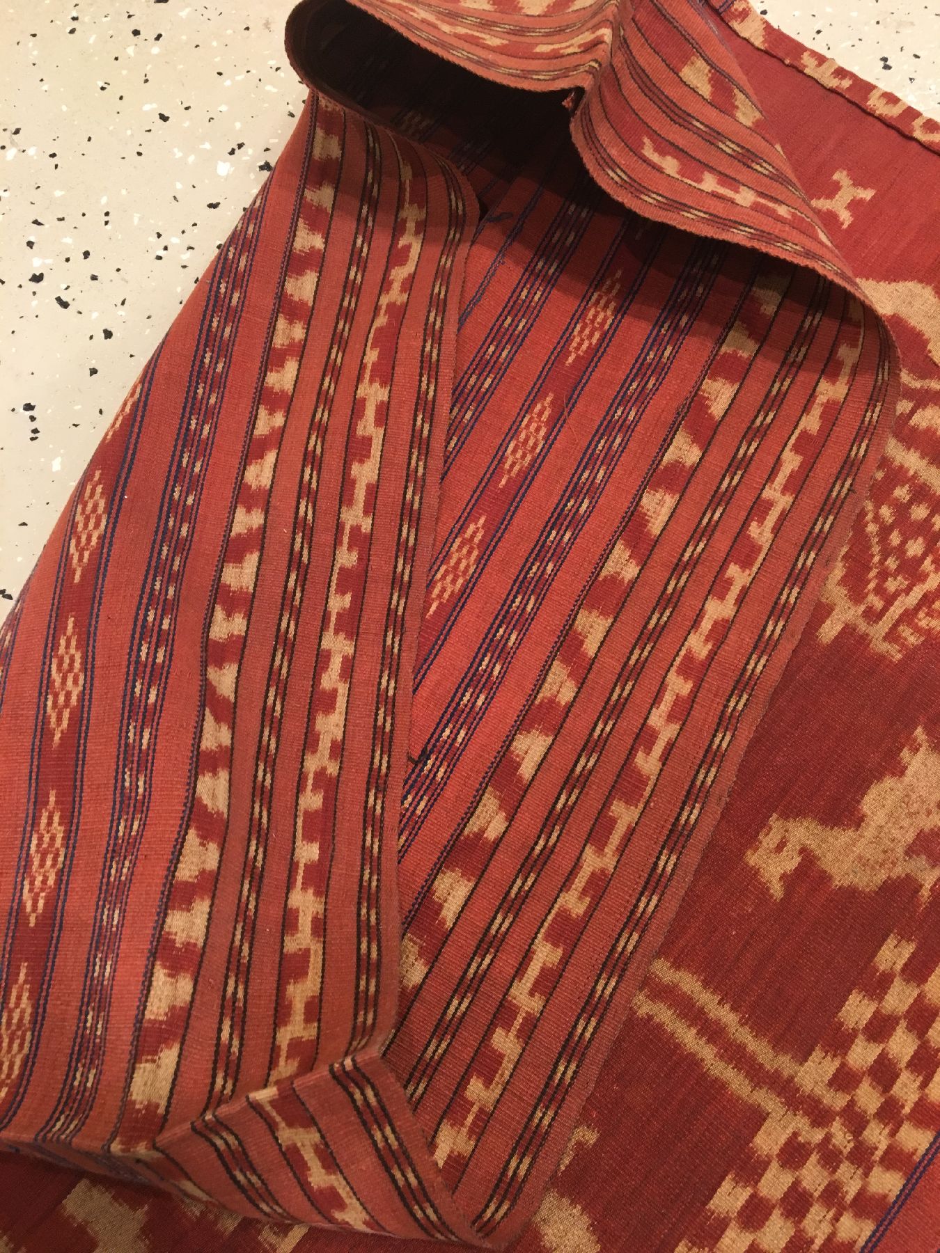 Detail f: Sarong "Textil" alt (Frauenröcke), Indonesien, um 1930, Baumwolle/Wolle. Seltene Sarong mit Menschen Motiven, ca. 133 x 59 cm, EHZ: 2.