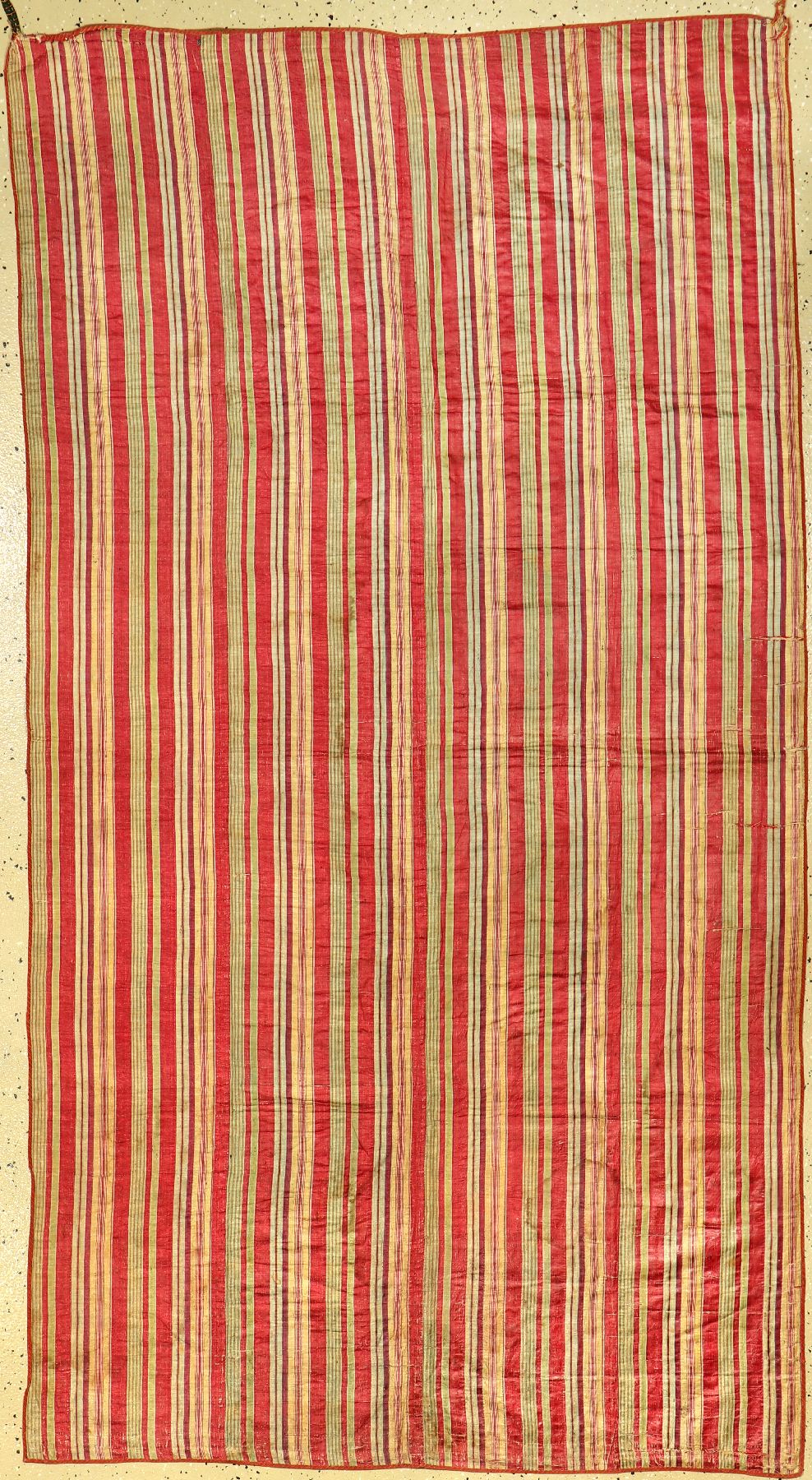 Seiden Ikat antik. Uzbekistan, Ende 19.Jhd., reine Naturseide. Dekorativer Seiden-Ikat mit helle und transparente Farben. Feine Qualität, ca. 207 x ...